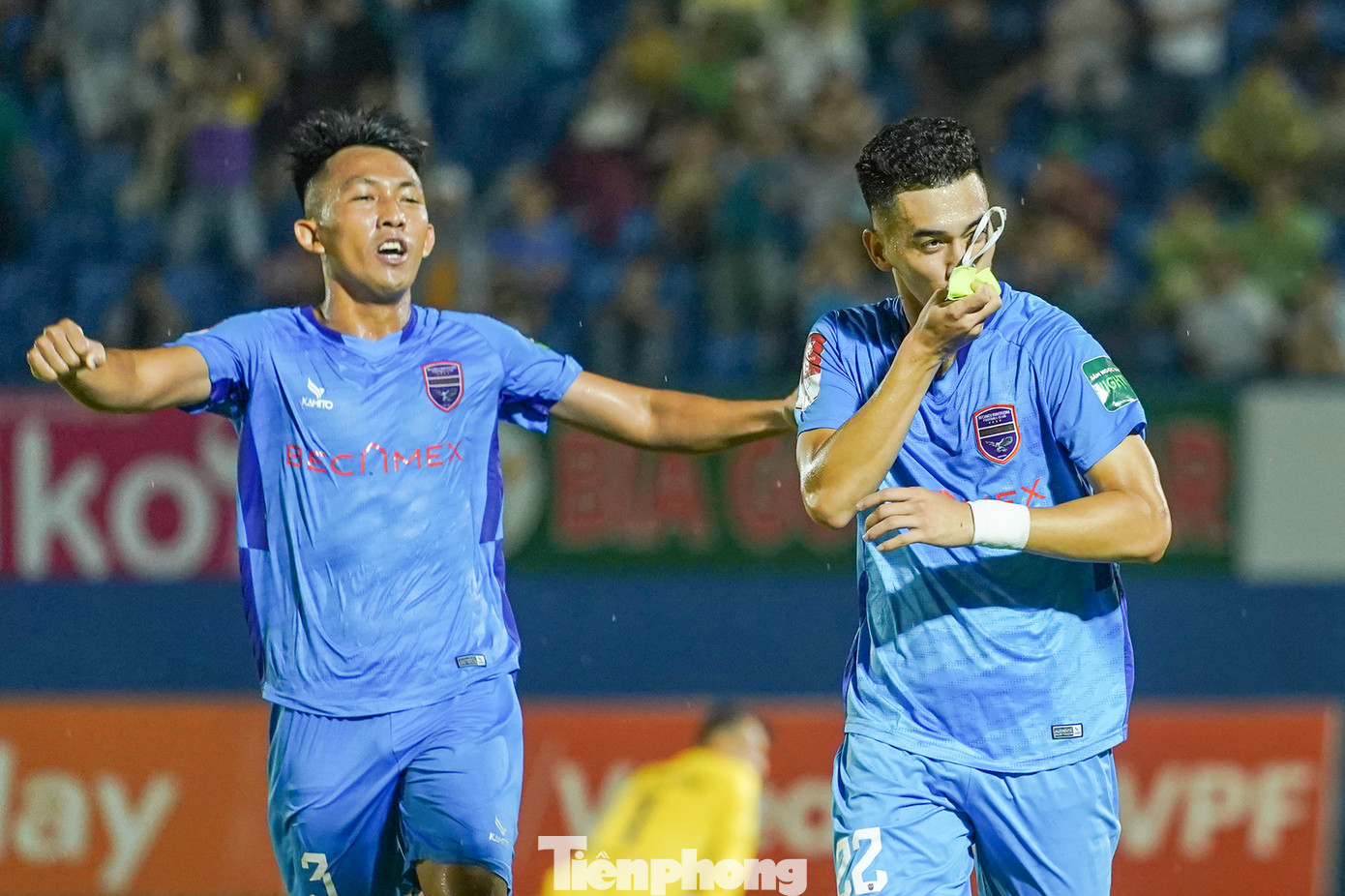 Không ai nghĩ Bình Dương có thể ghi bàn trước khi đối thủ của họ là CLB Hà Nội cộng với lực lượng đang bị thiếu hụt. Tiến Linh ăn mừng "nhẹ nhàng" với nụ hôn vào chiếc băng đội trưởng như một lời cảm ơn các đồng đội đã nhường "cơ hội" ghi bàn cho mình. Không ai nghĩ Bình Dương có thể ghi bàn trước khi đối thủ của họ là CLB Hà Nội cộng với lực lượng đang bị thiếu hụt. Tiến Linh ăn mừng "nhẹ nhàng" với nụ hôn vào chiếc băng đội trưởng như một lời cảm ơn các đồng đội đã nhường "cơ hội" ghi bàn cho mình.