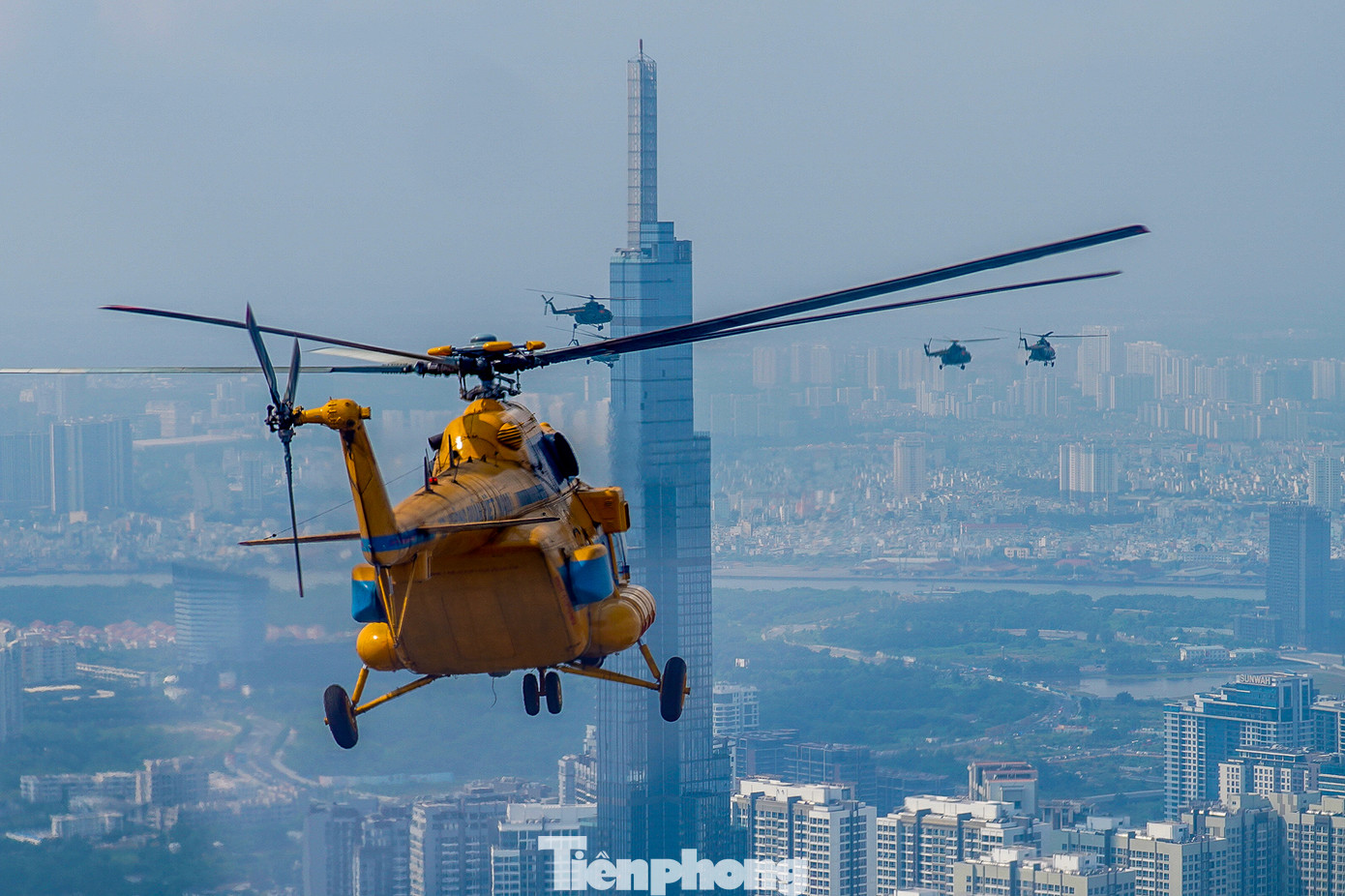Tại khu vực trung tâm TPHCM, máy bay bay ở độ cao 350- 400 m, ra đến bờ sông ở Bến Bạch Đằng không vướng các toà nhà hạ xuống chừng 200 m.