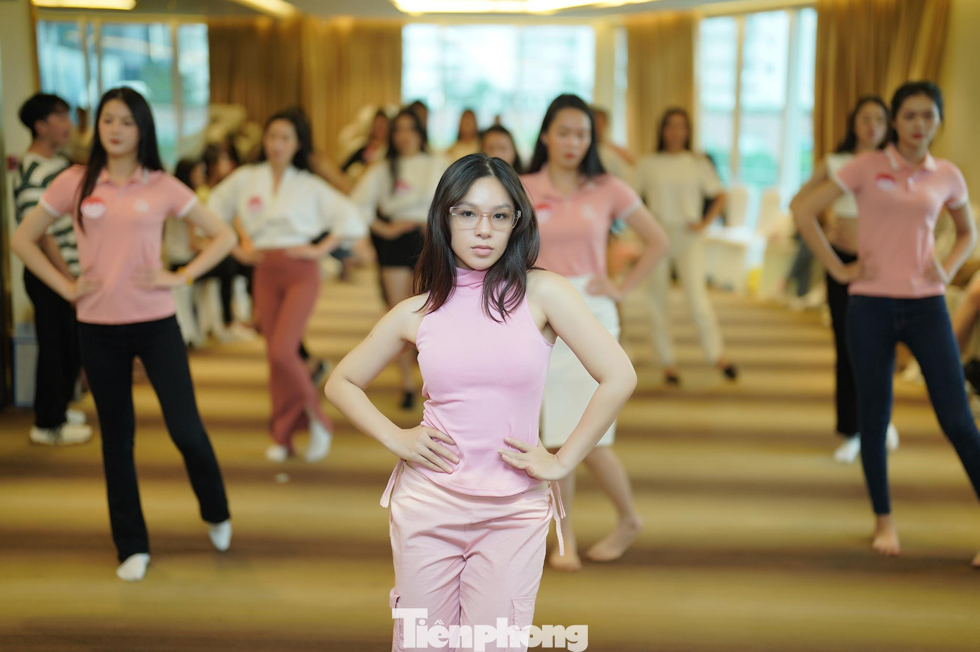 Dancer Phượng Ngân tiếp tục đồng hành cùng biên đạo múa Khoa Nguyễn trong các buổi tập. Do có nhiều buổi làm việc với thí sinh, cô khá nhẹ nhàng, thoải mái trong việc giúp các cô gái có động tác uyển chuyển, nâng cao giá trị bản thân nhất có thể.