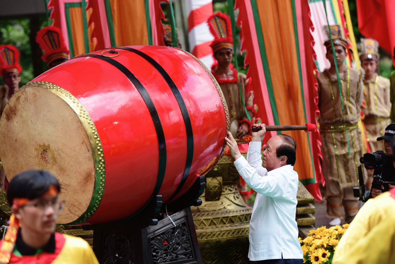 Từ 9h30, lễ dâng hương tưởng nhớ đến công ơn khai quốc của các vị vua Hùng bắt đầu với nghi thức trang nghiêm.