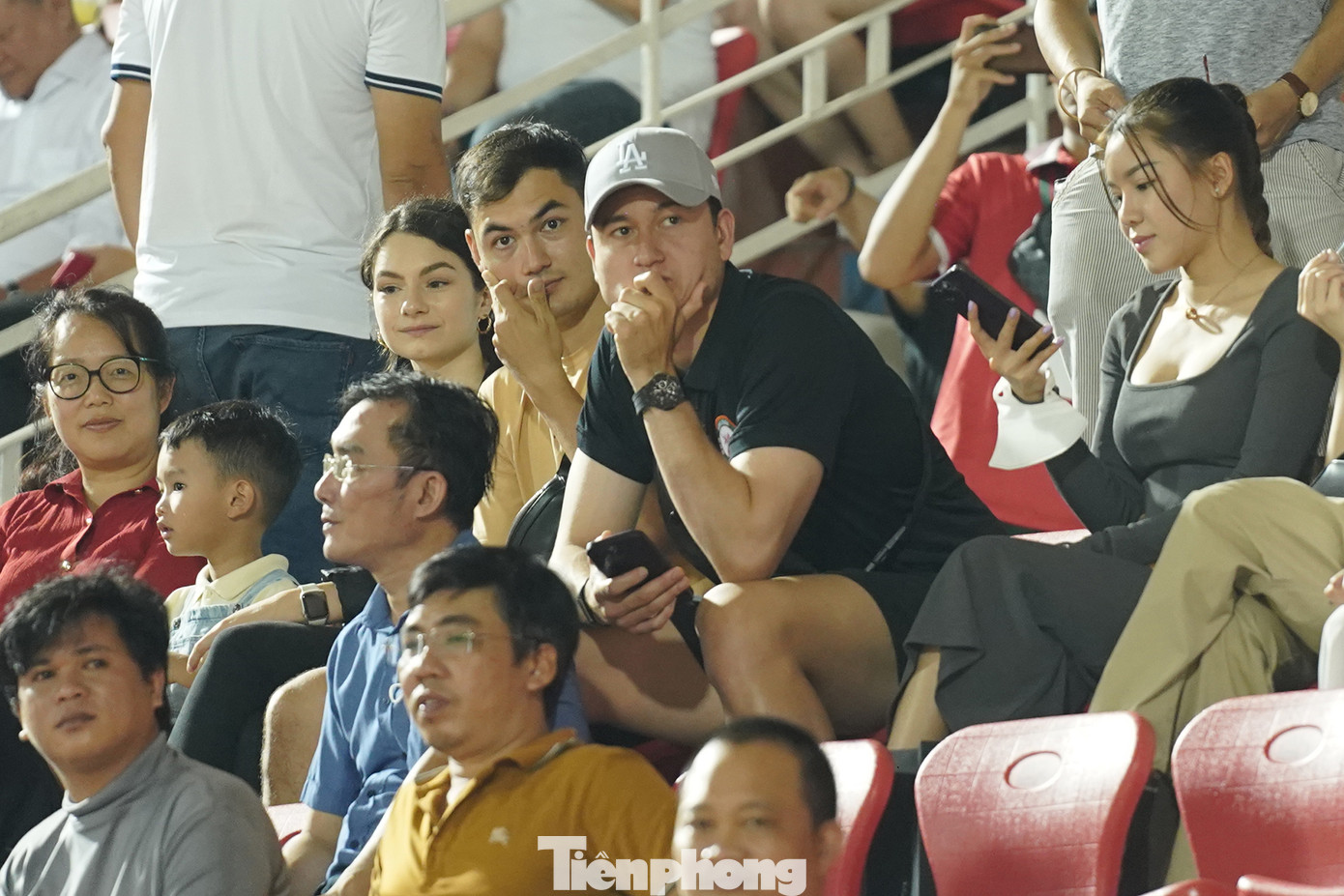 Thủ thành Đặng Văn Lâm dự khán vì đang điều trị chấn thương. Thủ thành Đặng Văn Lâm dự khán vì đang điều trị chấn thương.