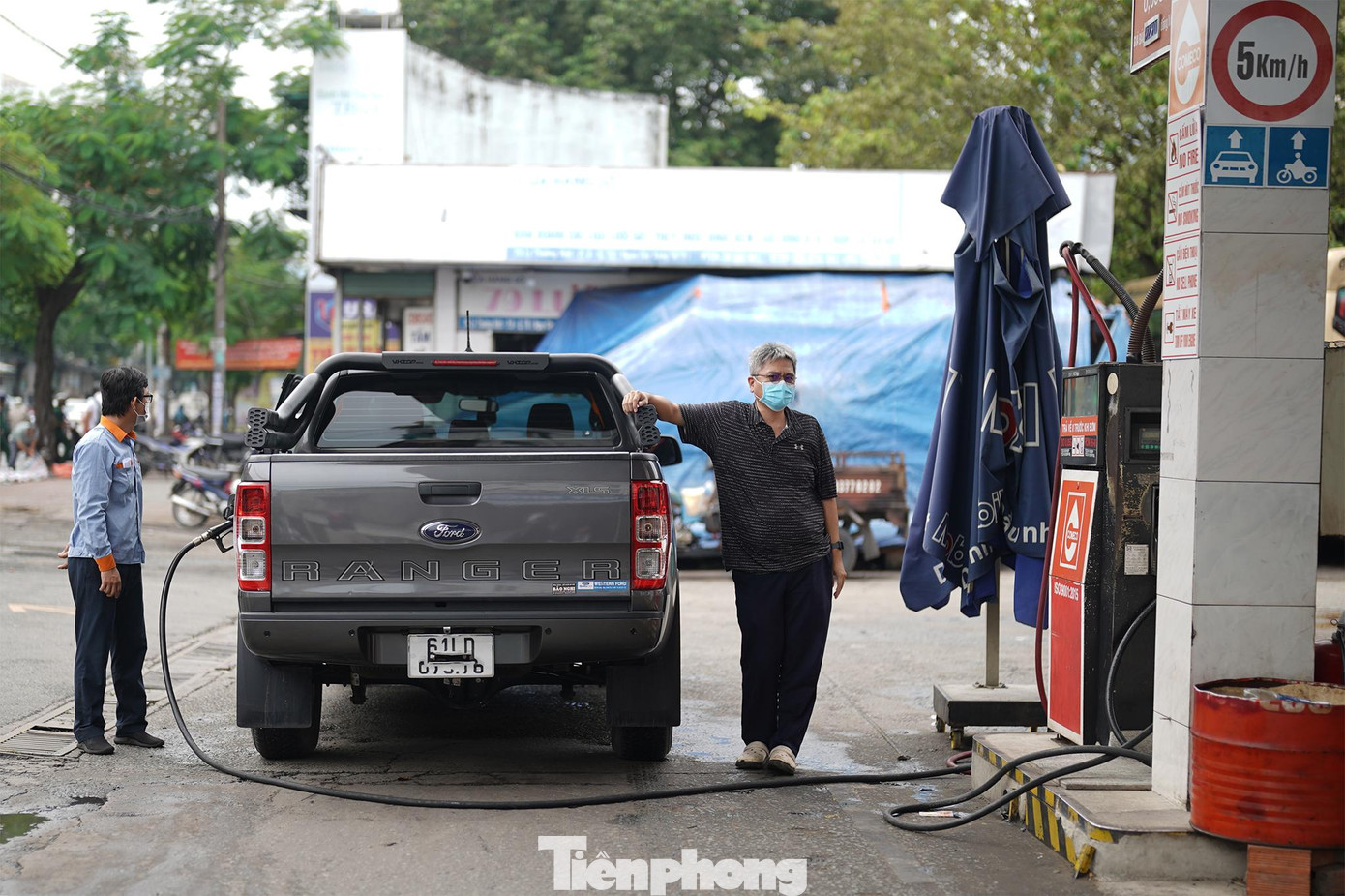 Cây xăng 79 chỉ đổ dầu.