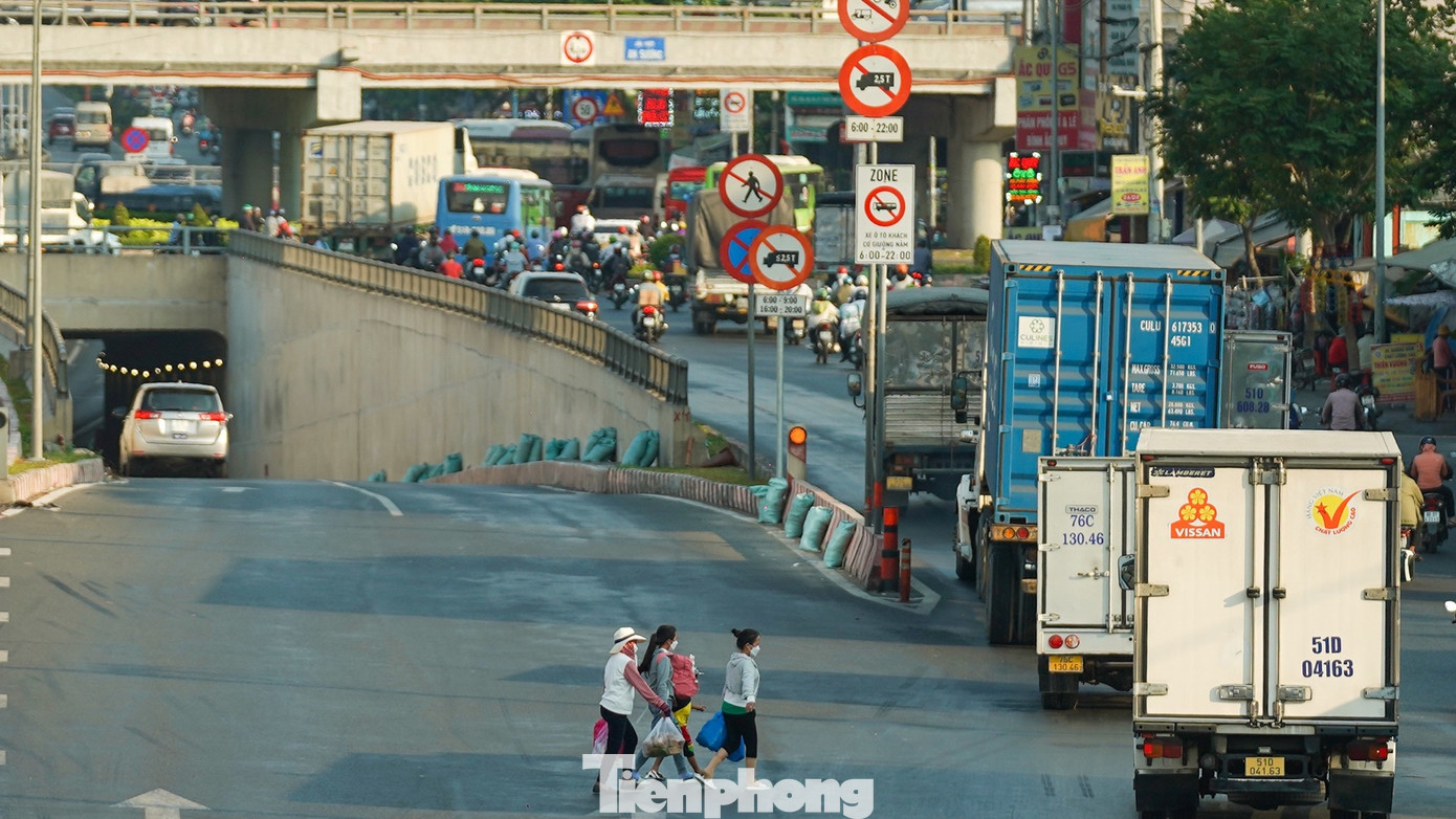 Nơi đây có bến xe An Sương và là hướng di chuyển của dòng phương tiện từ cửa khẩu các tỉnh Long An, Tây Ninh vào trung tâm TPHCM. Nơi đây có bến xe An Sương và là hướng di chuyển của dòng phương tiện từ cửa khẩu các tỉnh Long An, Tây Ninh vào trung tâm TPHCM.