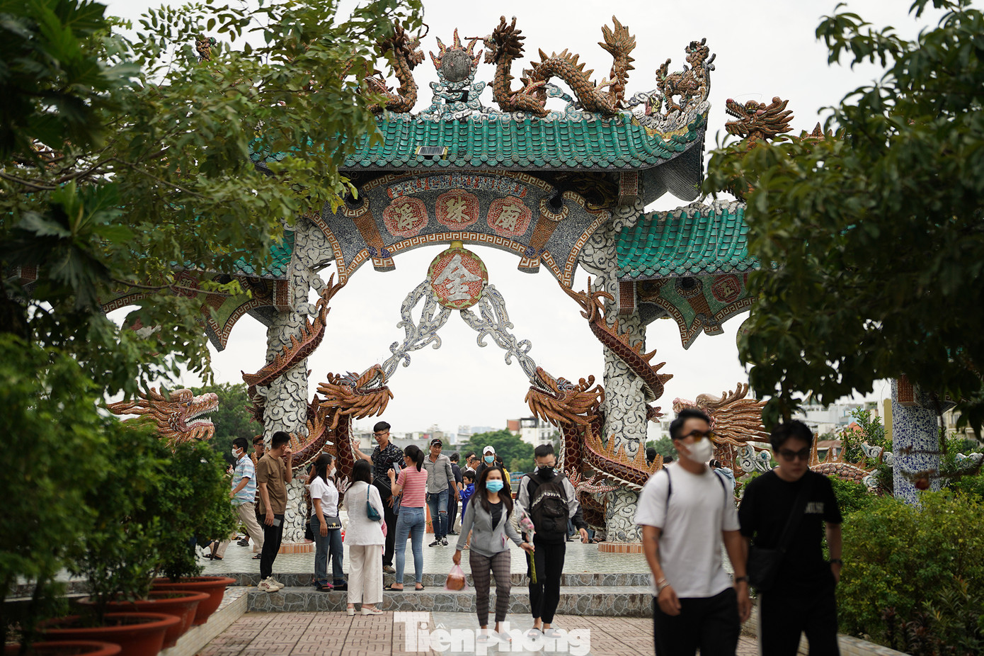 Gần bằng với thời gian hình thành vùng đất Gia Định, ngôi miếu đã tồn tại khoảng 300 năm. Liên quan đến nguồn gốc hình thành miếu cổ, có nhiều câu chuyện lưu truyền trong dân gian.