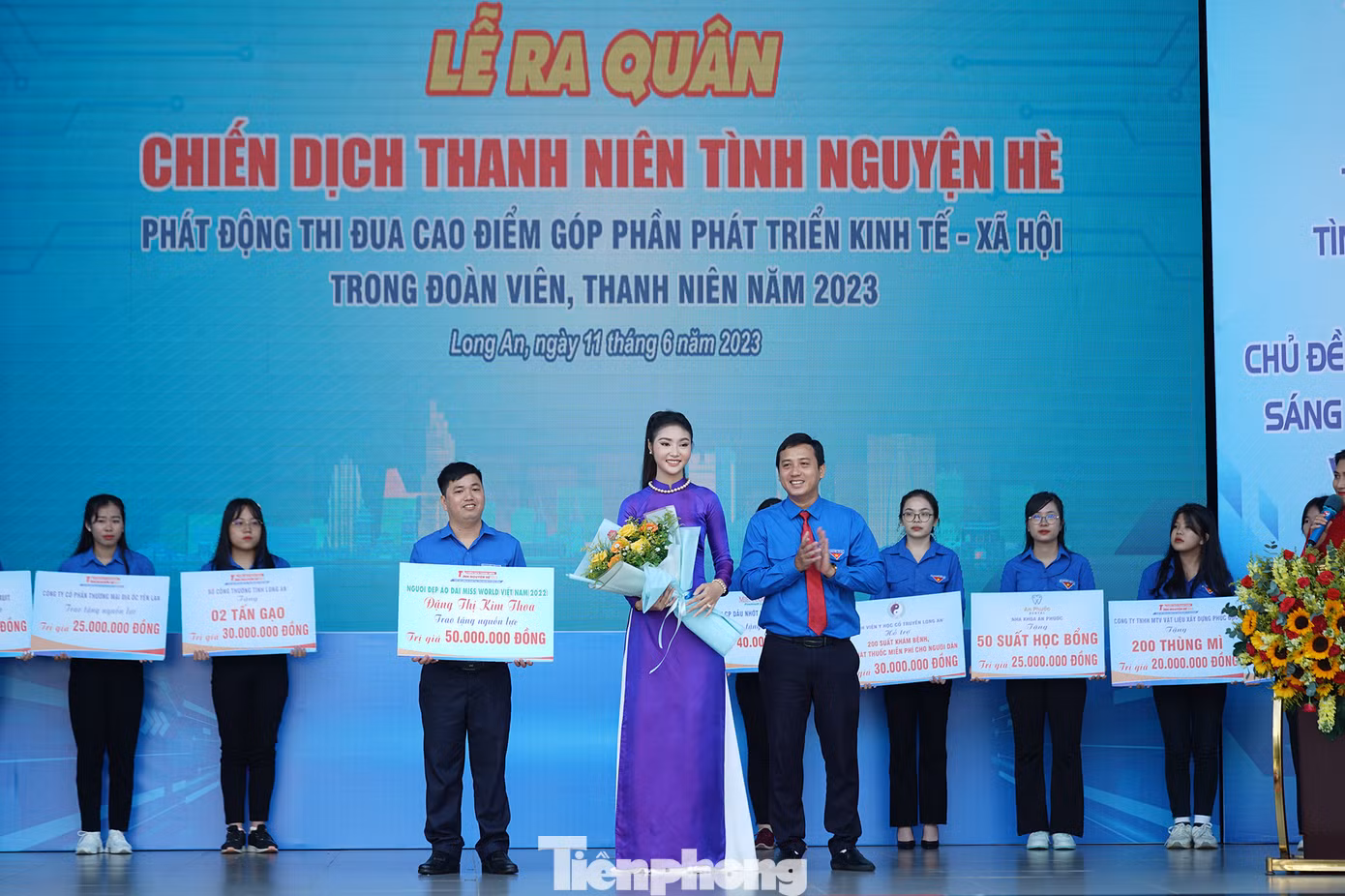 Đại sứ Kim Thoa góp 50 triệu đồng, tiếp thêm nguồn lực cho chiến dịch. Đại sứ Kim Thoa góp 50 triệu đồng, tiếp thêm nguồn lực cho chiến dịch.
