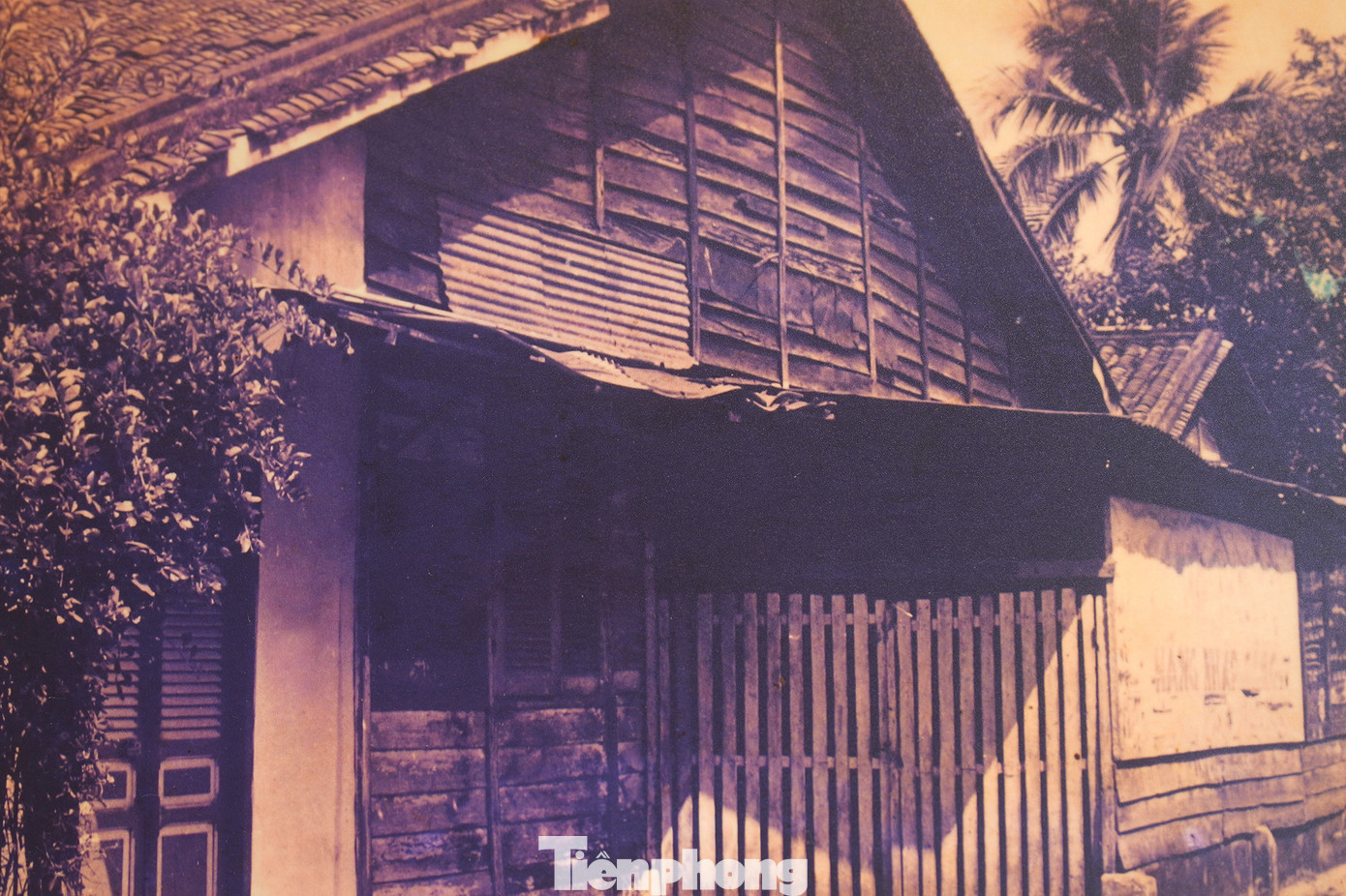 Ngôi nhà là vựa bán chiếu của ông Lê Văn Đạt tại xóm cầu Rạch Bần (nay là số nhà 185/1 đường Cô Bắc, phường Cô Giang, quận 1, TPHCM), nơi Nguyễn Tất Thành ở khi vừa từ Phan Thiết vào Sài Gòn.