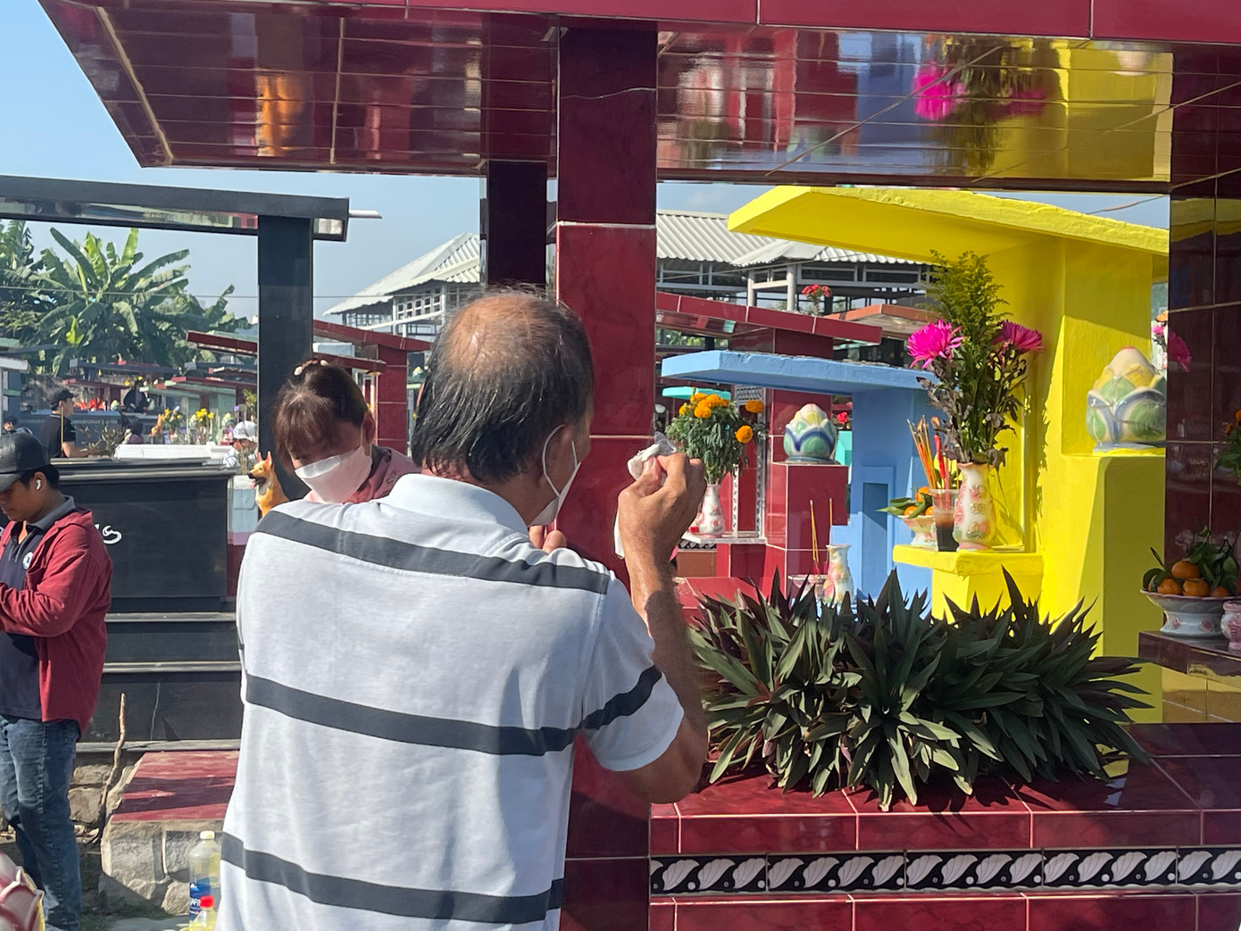 Người dân chăm sóc, sửa sang lại mộ phần ông bà... Người dân chăm sóc, sửa sang lại mộ phần ông bà...