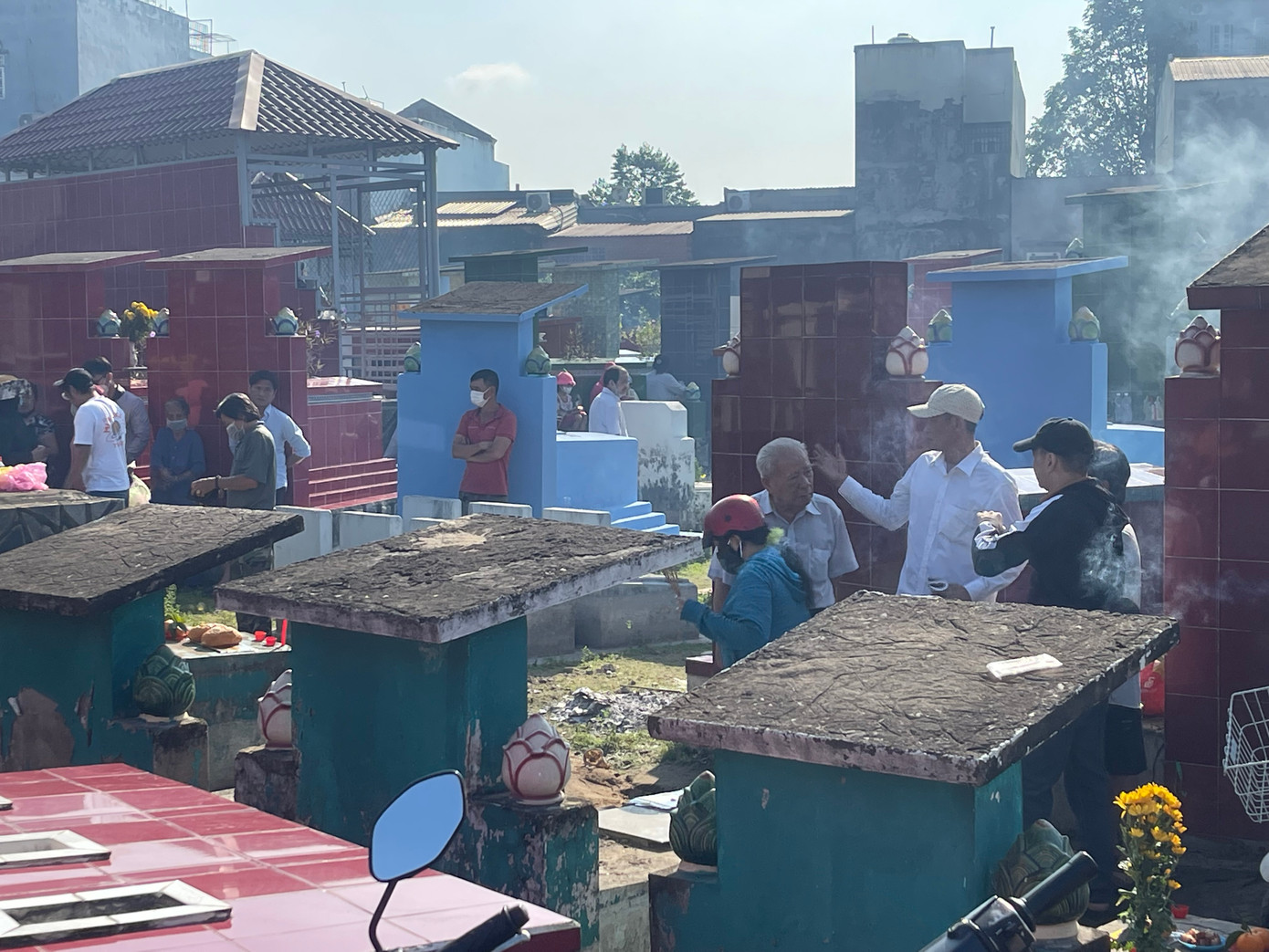 Khi đi tảo mộ, cha mẹ hay ông bà cũng thường dẫn con cháu theo, trước là để hướng dẫn cho con cháu biết những ngôi mộ của gia tiên, sau là để tập cho con cháu sự kính trọng tổ tiên qua tục tảo mộ. Theo đó, sau khi dọn mộ xong, những cụ lớn tuổi thường ngồi lại phân tích mối quan hệ họ hàng, tên, tuổi của người nằm dưới mộ để con cháu tường tận về nguồn cội ông bà, tổ tiên. Việc tảo mộ cuối năm có ý nghĩa rất quan trọng, là dịp để ông bà, cha mẹ, con cháu gặp gỡ cũng như để tạ ơn thần linh, thổ địa khu vực có mộ phần. Tương tự như cuối năm con cháu làm lễ tạ thần linh, thổ địa, tiền chủ nơi nhà họ đang sống. Khi đi tảo mộ, cha mẹ hay ông bà cũng thường dẫn con cháu theo, trước là để hướng dẫn cho con cháu biết những ngôi mộ của gia tiên, sau là để tập cho con cháu sự kính trọng tổ tiên qua tục tảo mộ. Theo đó, sau khi dọn mộ xong, những cụ lớn tuổi thường ngồi lại phân tích mối quan hệ họ hàng, tên, tuổi của người nằm dưới mộ để con cháu tường tận về nguồn cội ông bà, tổ tiên. Việc tảo mộ cuối năm có ý nghĩa rất quan trọng, là dịp để ông bà, cha mẹ, con cháu gặp gỡ cũng như để tạ ơn thần linh, thổ địa khu vực có mộ phần. Tương tự như cuối năm con cháu làm lễ tạ thần linh, thổ địa, tiền chủ nơi nhà họ đang sống.