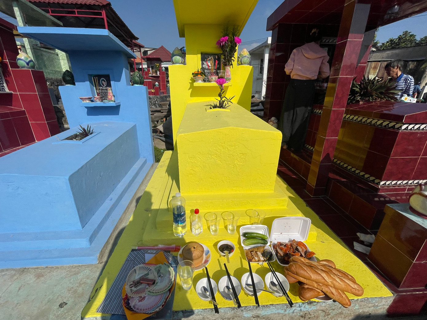 "Theo phong tục của gia đình tôi, tại những phần mộ, trước khi tiến hành làm cỏ, sơn phết lại mộ phần, người cao tuổi nhất, có uy tín trong họ sẽ đại diện thắp nhang, đốt đèn, mời rượu, cúng bánh, đốt vàng bạc và khấn vái trước khi động mộ" bà Nguyễn Thu Ba, ngụ quận Tân Phú chia sẻ. "Theo phong tục của gia đình tôi, tại những phần mộ, trước khi tiến hành làm cỏ, sơn phết lại mộ phần, người cao tuổi nhất, có uy tín trong họ sẽ đại diện thắp nhang, đốt đèn, mời rượu, cúng bánh, đốt vàng bạc và khấn vái trước khi động mộ" bà Nguyễn Thu Ba, ngụ quận Tân Phú chia sẻ.