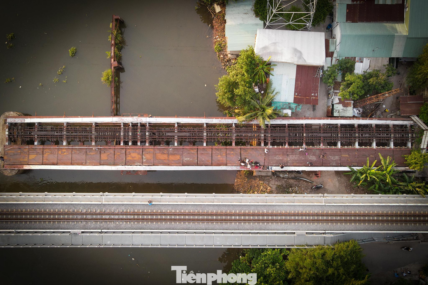 Cầu sắt Bình Lợi được xây dựng từ những năm đầu 1900 và đưa vào khai thác sử dụng từ năm 1902. Đây là cây cầu đầu tiên vượt sông Sài Gòn, nối quận Bình Thạnh và Thủ Đức. Công trình có 6 nhịp với với kết cấu vòm thép, dài 275 m.