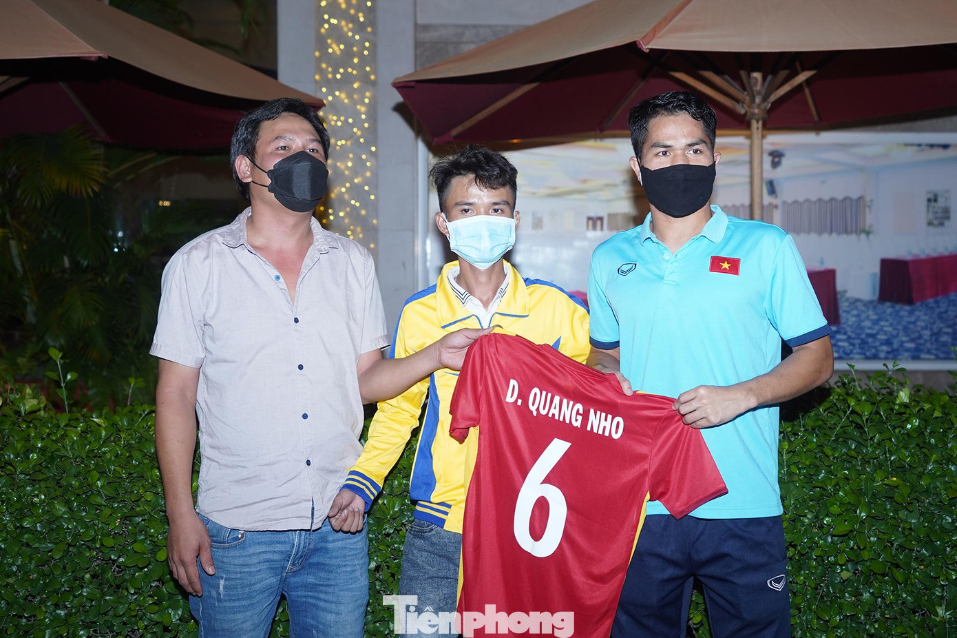 Người hâm mộ đợi Dụng Quang Nho trước khách sạn để được chụp ảnh.