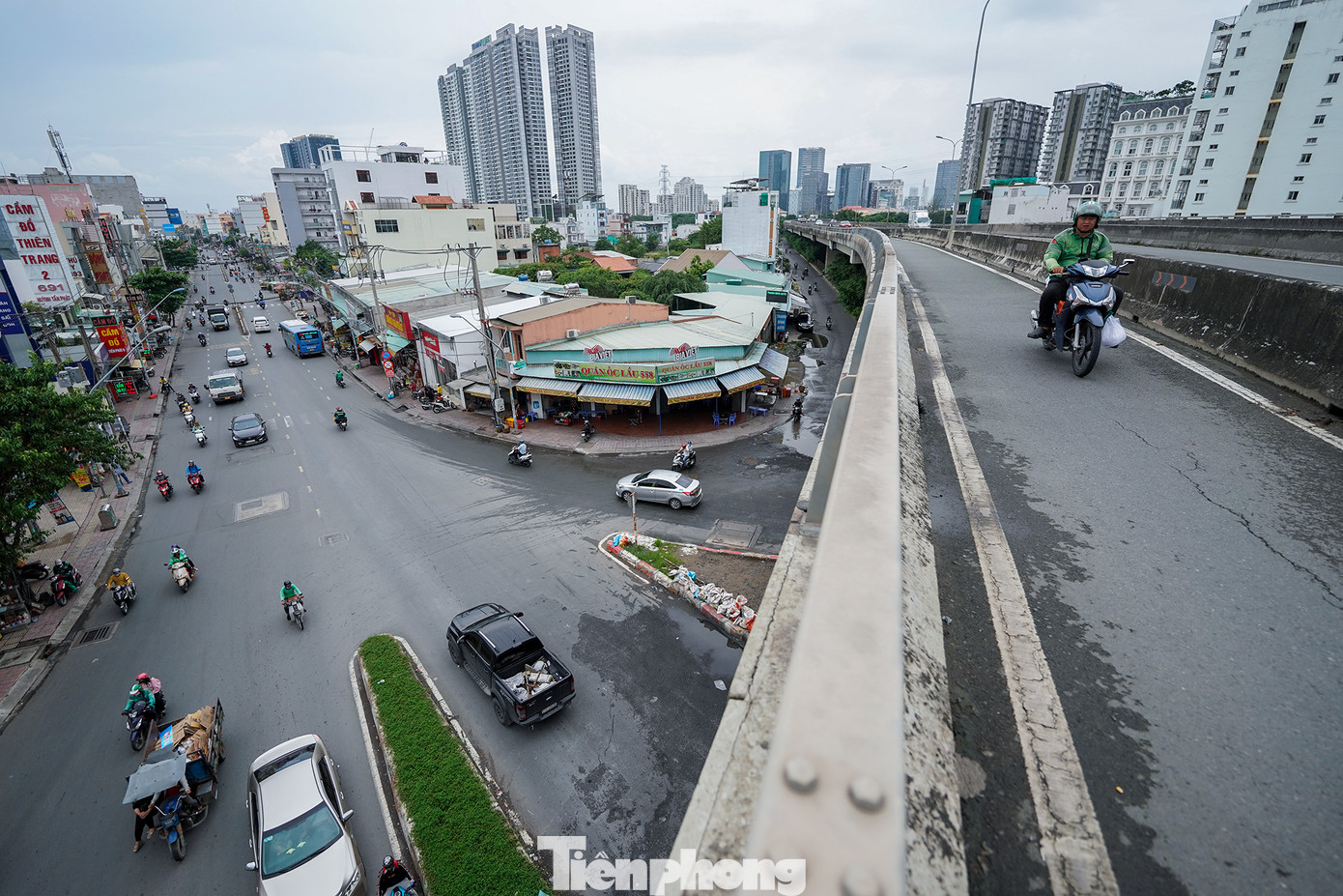 Hướng nhìn từ trên đường dẫn xuống nút giao Huỳnh Tấn Phát - Nguyễn Thị Thập. Theo tổ công tác thực hiện kết luận Kiểm toán Nhà nước đối với dự án trên, tính đến tháng 6, số tiền Công ty PMC đã nộp ngân sách Nhà nước chỉ là 12,7 tỷ đồng và còn nợ Ngân sách nhà nước hơn 340 tỷ đồng. Liên quan đến việc này, Cục Thuế TPHCM đã áp dụng các biện pháp về thuế đối với PMC, trong đó có cưỡng chế thi hành quyết định hành chính về quản lý thuế bằng biện pháp ngừng sử dụng hóa đơn. Biện pháp cưỡng chế này là do Công ty PMC có tiền thuế nợ quá 90 ngày kể từ ngày hết thời hạn nộp theo quy định.