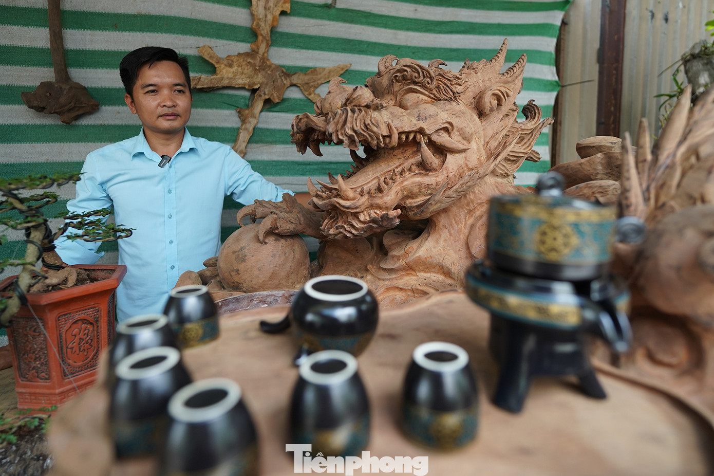 Phần đầu của chiếc bàn trà này được tạc hình tượng rồng cực kỳ tinh xảo với những chi tiết rất nhỏ.