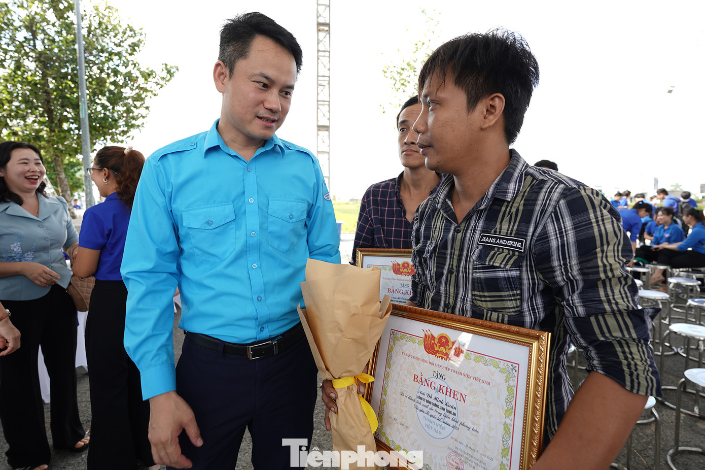 Được anh anh Nguyễn Kim Quy động viên, thăm hỏi, anh Đỗ Minh Luân, công nhân công ty Đông Thăng xúc động: "Anh em chúng tôi từ quê lên làm công, làm thuê nên rất thương yêu, đùm bọc lẫn nhau. Tập thể chúng tôi có nhiều hoạt động gắn kết, chăm lo... cho anh chị em được công đoàn ghi nhận. Tôi rất bất ngờ khi nhận được bằng khen của Trung ương Đoàn, đây là lời động viên thiết thực đối với một công nhân như tôi".