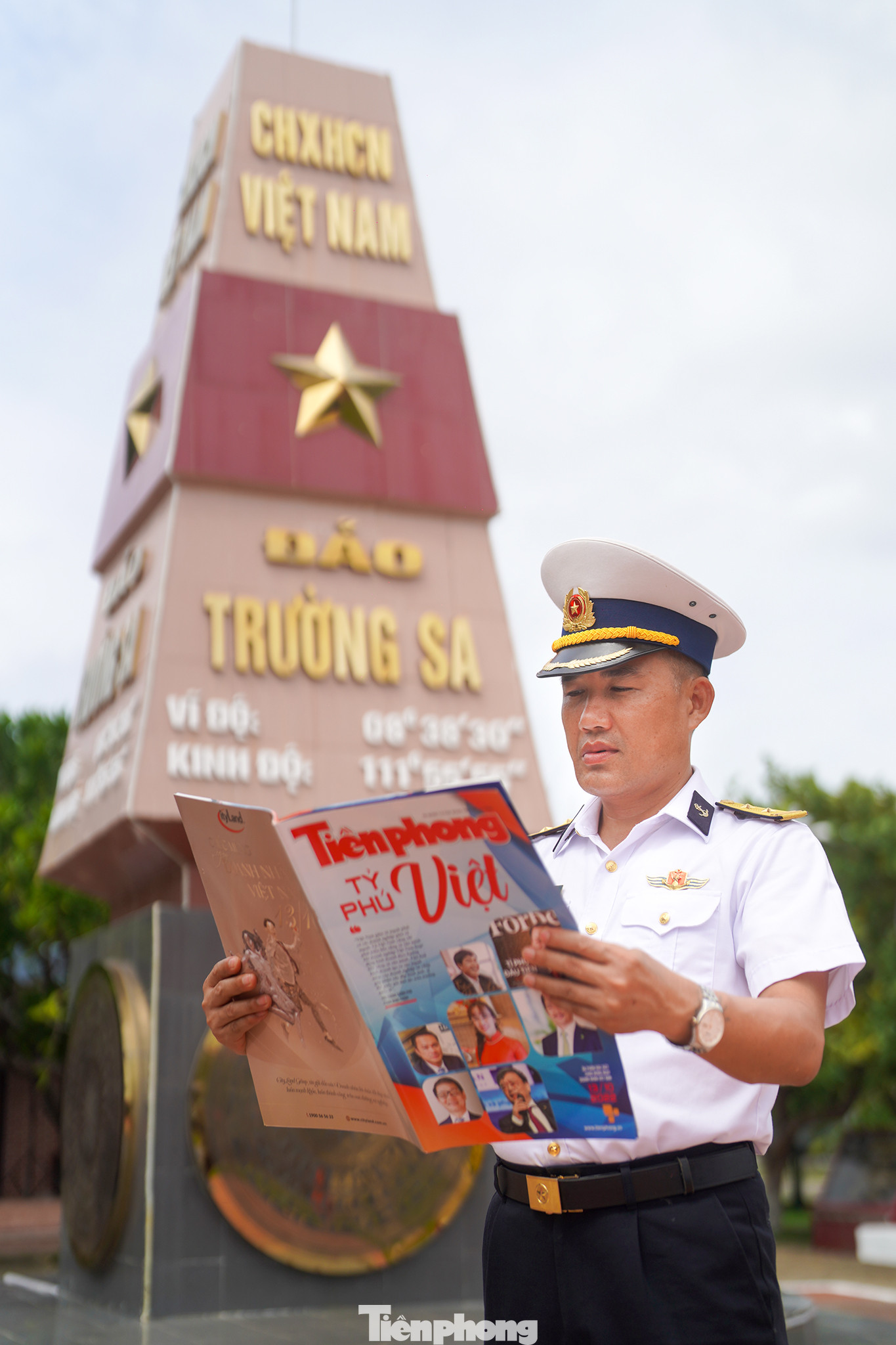 Ấn phẩm Tiền Phong đến với các chiến sĩ trên quần đảo Trường Sa. Trên các đảo, những ấn phẩm, sách báo rất có ý nghĩa đối với các cán bộ, chiến sĩ.