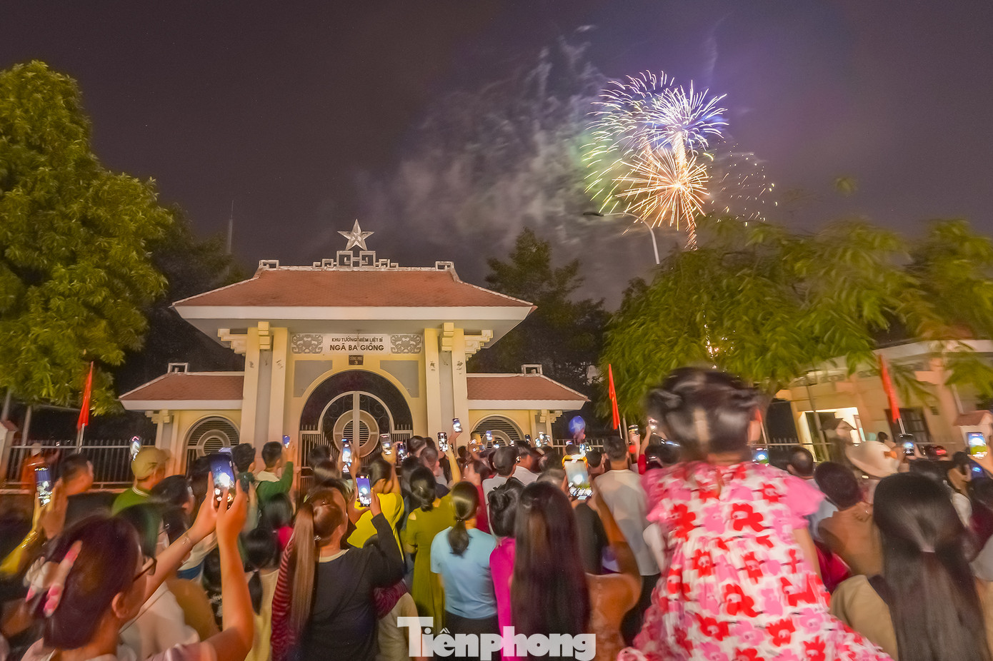 Đúng 0h, những phát pháo hoa đầu tiên rực sáng không gian Khu di tích lịch sử Ngã Ba Giồng.