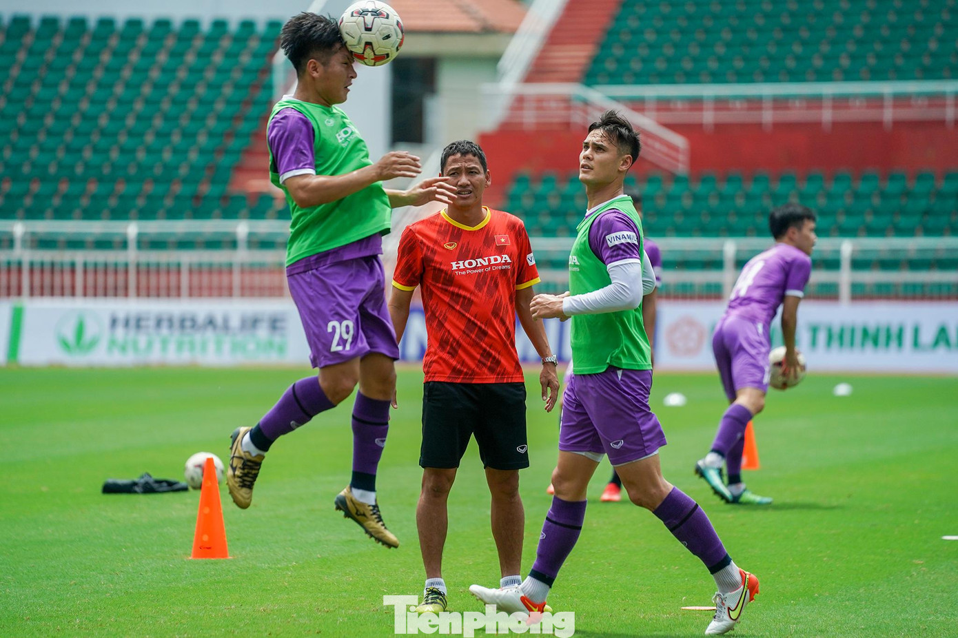 Theo HLV Park, Anh Đức đang học bằng chuyên nghiệp để làm HLV. &quot;Anh ấy đã chuẩn bị sẵn con đường chuyên nghiệp nên Anh Đức có mặt ở tuyển rất quan trọng, có kinh nghiệm lâu năm ở tuyển. Anh Đức sinh hoạt lâu sẽ đóng góp tốt cho BHL việc trao đổi thông tin với cầu thủ. Việc chọn Anh Đức tôi đã bàn với liên đoàn bóng đá để chuẩn bị cho tương lai cậu ấy&quot;, ông Park thông tin về vị trợ lý mới.
