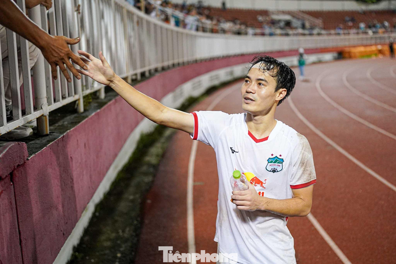 Văn Toàn bắt tay cám ơn người hâm mộ.