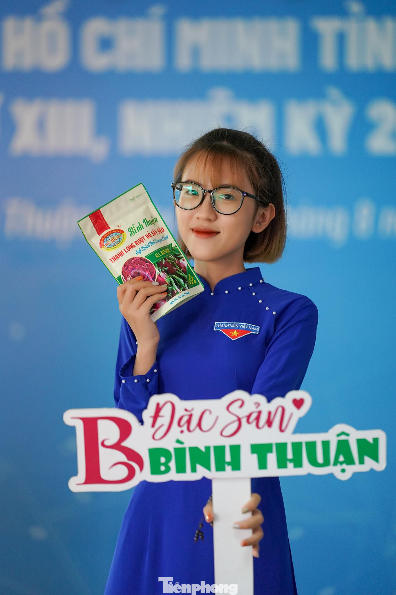 Đoàn viên Huỳnh Kim Bích (2001), công tác tại Tỉnh Đoàn Bình Thuận với một sản phẩm thanh long sấy dẻo.