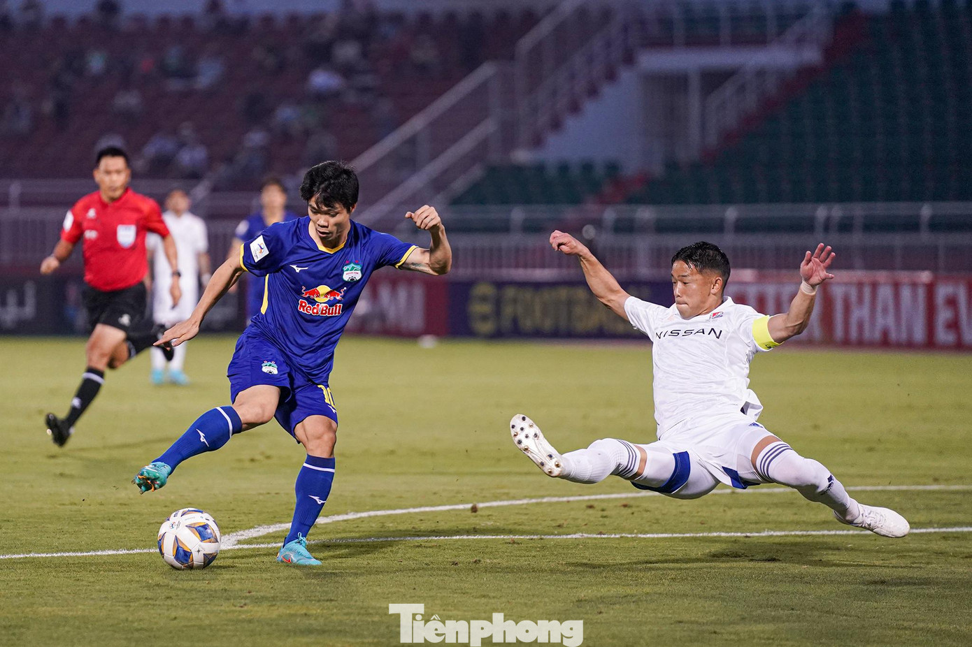 Nhận hai bàn thua chóng vánh, HAGL nỗ lực tấn công hòng tìm kiếm bàn thắng. Chỉ 6 phút sau bàn thua thứ 2, đội bóng phố Núi có bàn thắng rút ngắn tỷ số cũng từ tình huống cố định.