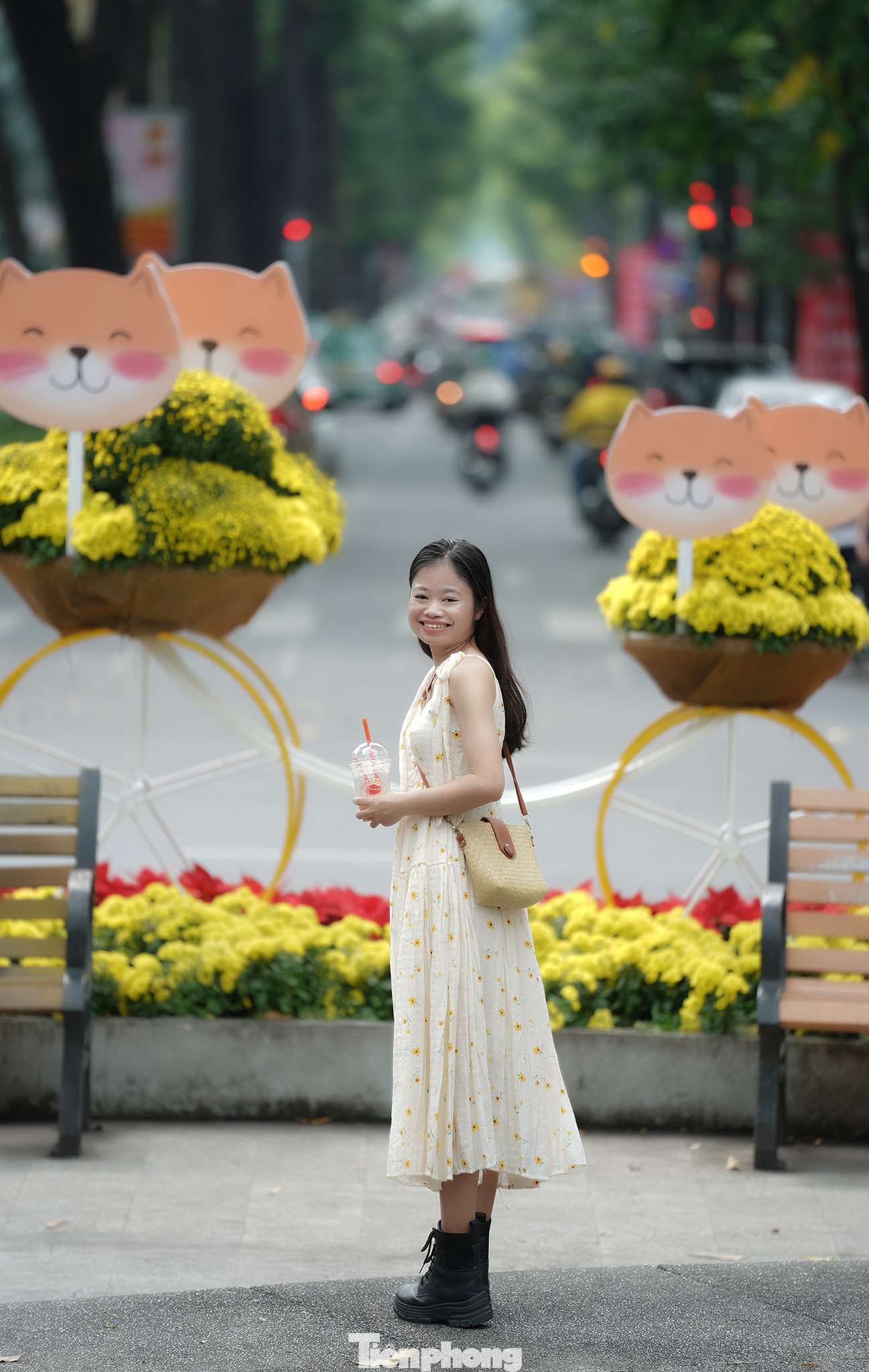 Nhiều bạn trẻ sau khi dạo phố ông Đồ trước Nhà Văn hoá Thanh Niên cũng tìm đến đây chụp ảnh.