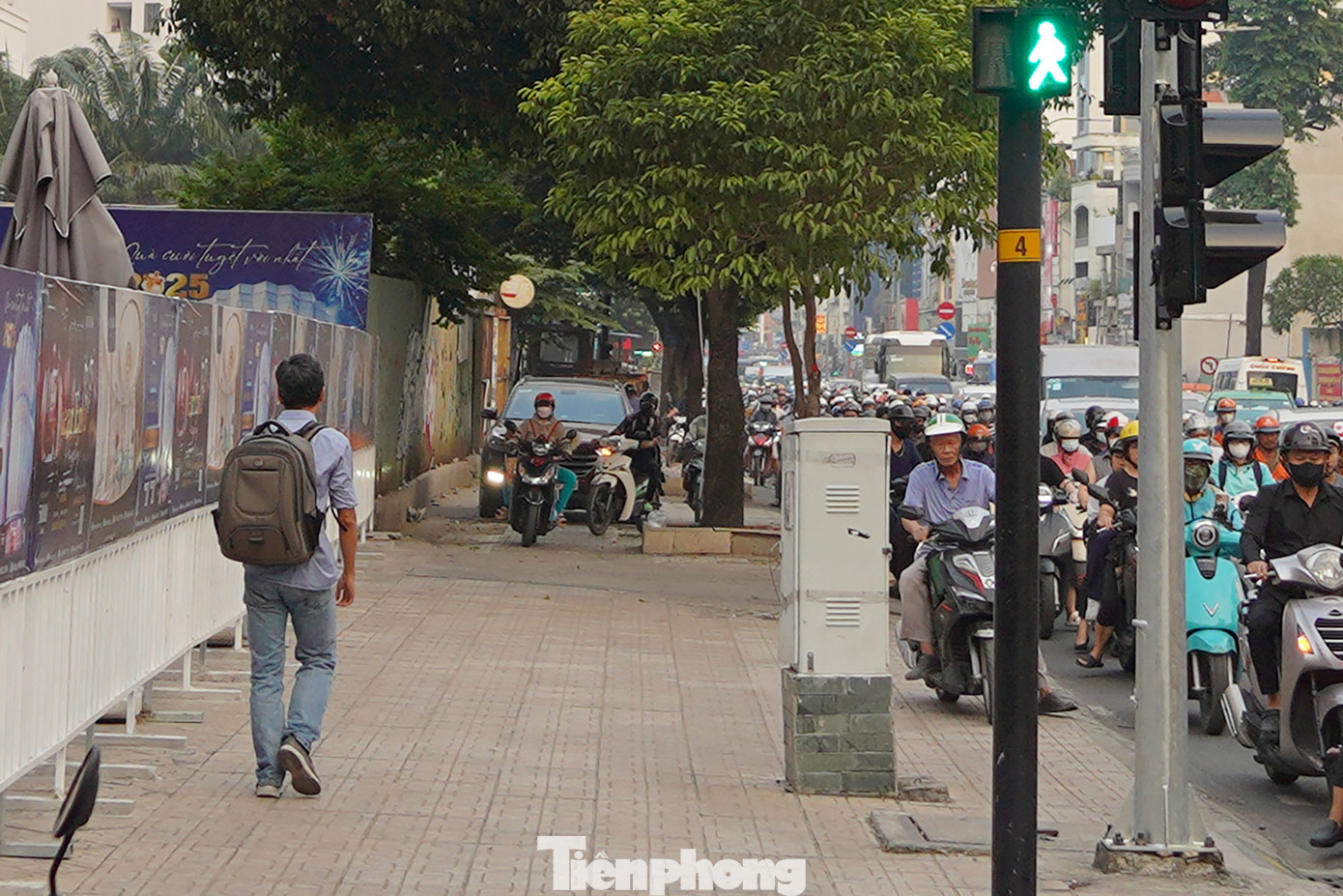 ...thì vẫn có một số người dân vô tư đi xe máy, ô tô trên vỉa hè.