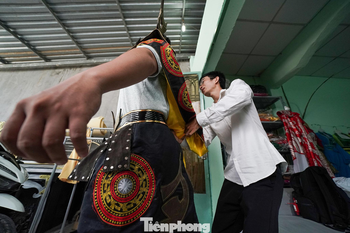 &quot;Thiết kế xong rồi gia công chưa hết chuyện, khách đến mình phải hướng dẫn mặc vì có nhiều bộ khách không biết phải mặc như thế nào. Có khi các anh chị nghệ sĩ có tên tuổi cũng chưa nắm hết quy trình mặc một bộ cổ trang, mình làm nghề phải bám sát khách từ mặc áo trắng lót, đeo đai lưng, cầu vai, đội mão...&quot;, Tín nói về quá trình đưa phục trang đến tay khách hàng.