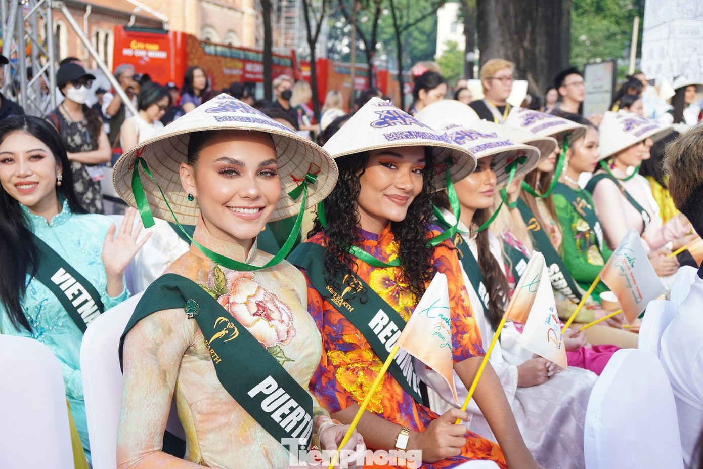 Đại diện Puerto Rico - Victoria Arocho nổi bật trong tà áo dài. Cô được đánh giá là ứng viên sáng giá cho chiếc vương miện của cuộc thi và là thí sinh nổi bật của khu vực châu Mỹ Latinh.