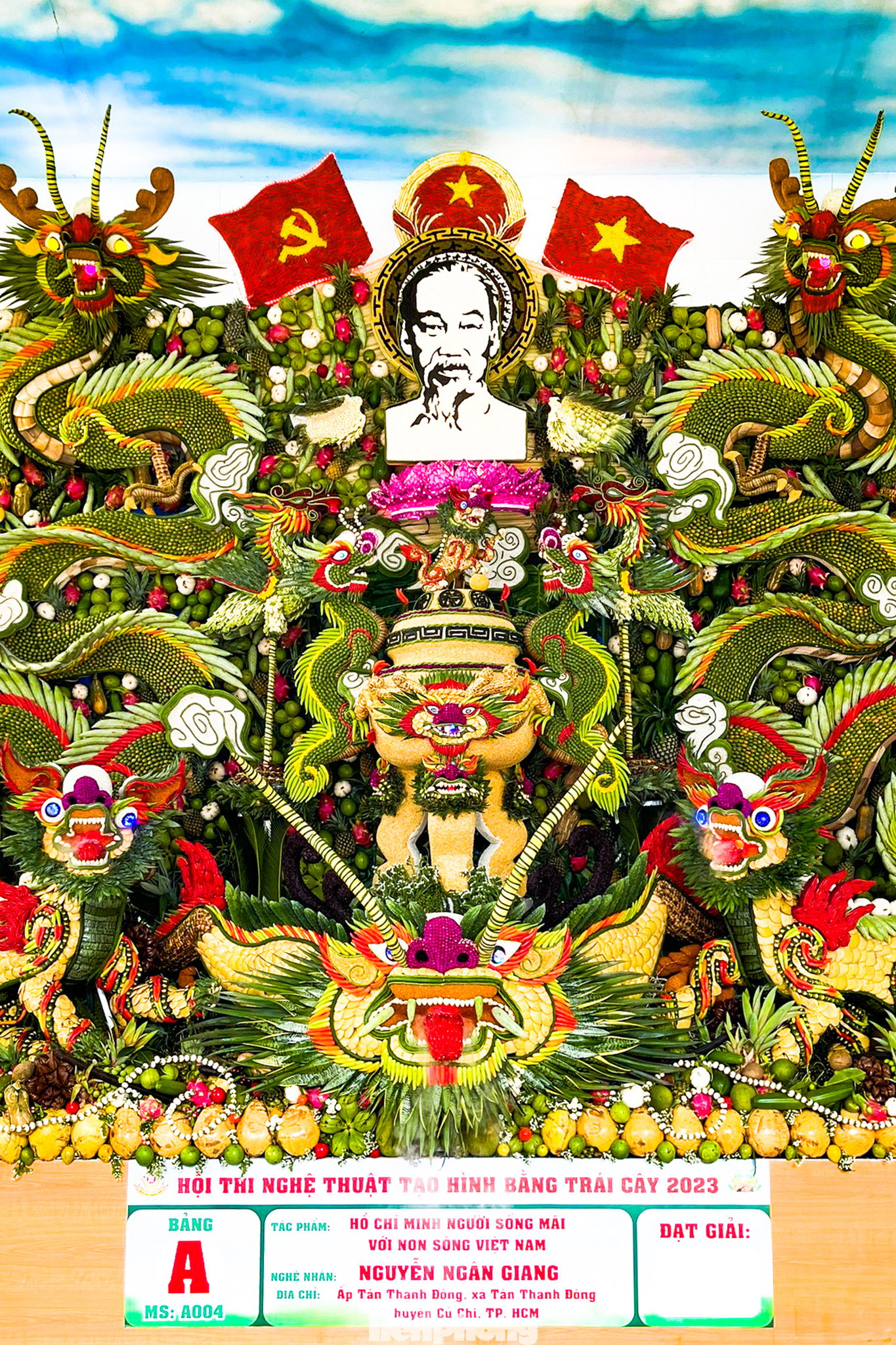 Tác phẩm &quot;Hồ Chí Minh người sống mãi với non sông Việt Nam&quot; của tác giả Nguyễn Ngân Giang đạt giải nhất bảng A.