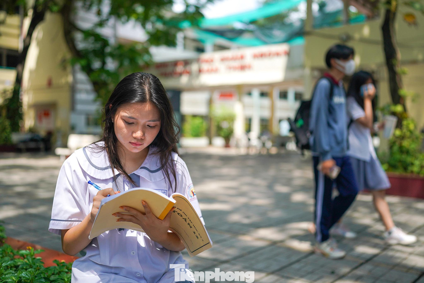 Việc ôn tập được các trường thực hiện ngay sau khi kết thúc học kỳ II (khoảng giữa tháng 5) đến hết tháng 6. Với nhiều trường tư thục, việc ôn tập còn kéo dài đến sát ngày thi.