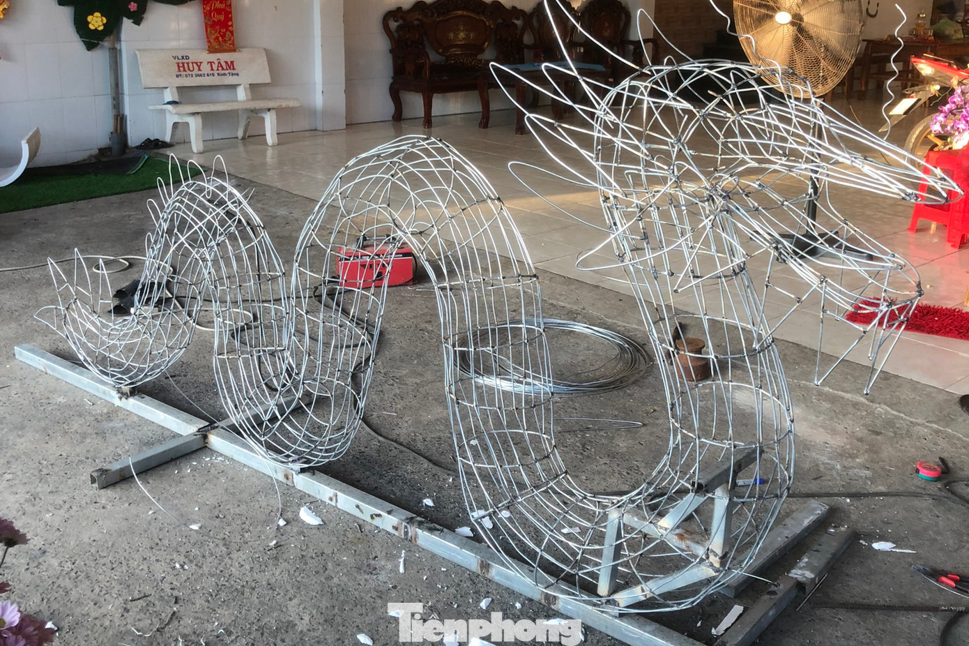 Khung sườn bên trong chú rồng dùng để đính bánh, kẹo lên. Ảnh: Gia đình cung cấp.