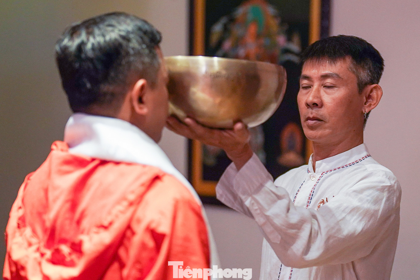 Nhân viên hỗ trợ tiếp tục tác động âm thanh vào giữa trán, vòng qua hai bên tai. Người trải nghiệm sẽ thấy được một luồng năng lượng chạy dọc cơ thể...