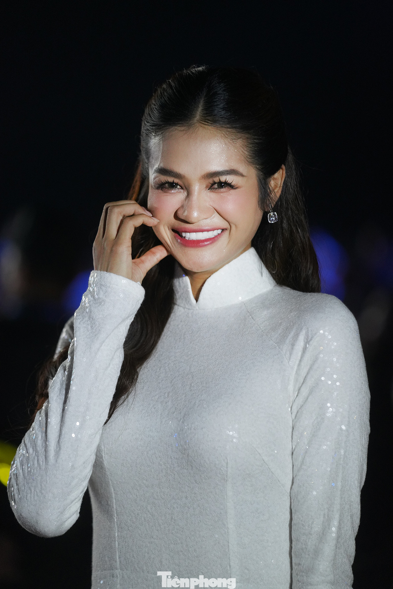 Chương trình còn có sự góp mặt của nhiều hoa hậu, á hậu và hoa khôi. Á hậu 2 Hoa hậu Hòa bình Việt Nam 2024, top 7 Vietnam Idol 2023 Vũ Thị Thu Hiền diện áo dài trắng tại đêm khai mạc Tuần Văn hóa - Thể thao - Du lịch tỉnh Long An.