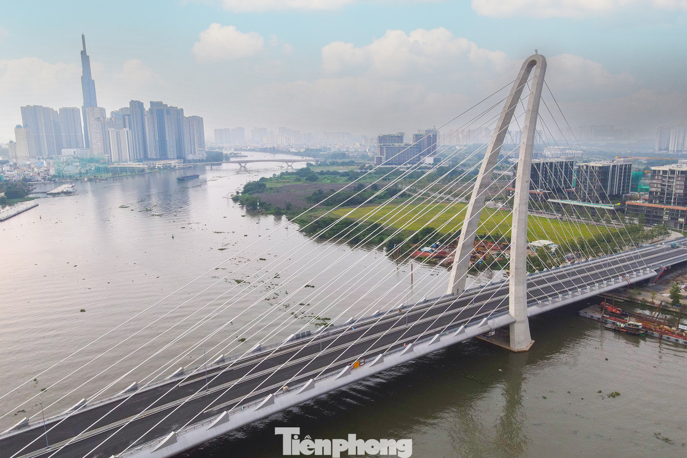 Phía xa là cầu Thủ Thiêm (tên gọi cũ là cầu Thủ Thiêm 1). Cầu Thủ Thiêm hoàn thành từ năm 2007, có ý nghĩa kết nối khu đô thị Thủ Thiêm (thuộc TP Thủ Đức) với quận Bình Thạnh. Cầu có tổng chiều dài 1.250m gồm 6 làn xe, tổng chi phí đầu tư hơn 1.000 tỷ đồng và góp phần tăng cường khả năng kết nối vùng, thúc đẩy phát triển kinh tế - xã hội. Tên gọi Thủ Thiêm có từ thế kỷ 18 và là địa danh thuộc TP Thủ Đức. Phía xa là cầu Thủ Thiêm (tên gọi cũ là cầu Thủ Thiêm 1). Cầu Thủ Thiêm hoàn thành từ năm 2007, có ý nghĩa kết nối khu đô thị Thủ Thiêm (thuộc TP Thủ Đức) với quận Bình Thạnh. Cầu có tổng chiều dài 1.250m gồm 6 làn xe, tổng chi phí đầu tư hơn 1.000 tỷ đồng và góp phần tăng cường khả năng kết nối vùng, thúc đẩy phát triển kinh tế - xã hội. Tên gọi Thủ Thiêm có từ thế kỷ 18 và là địa danh thuộc TP Thủ Đức.