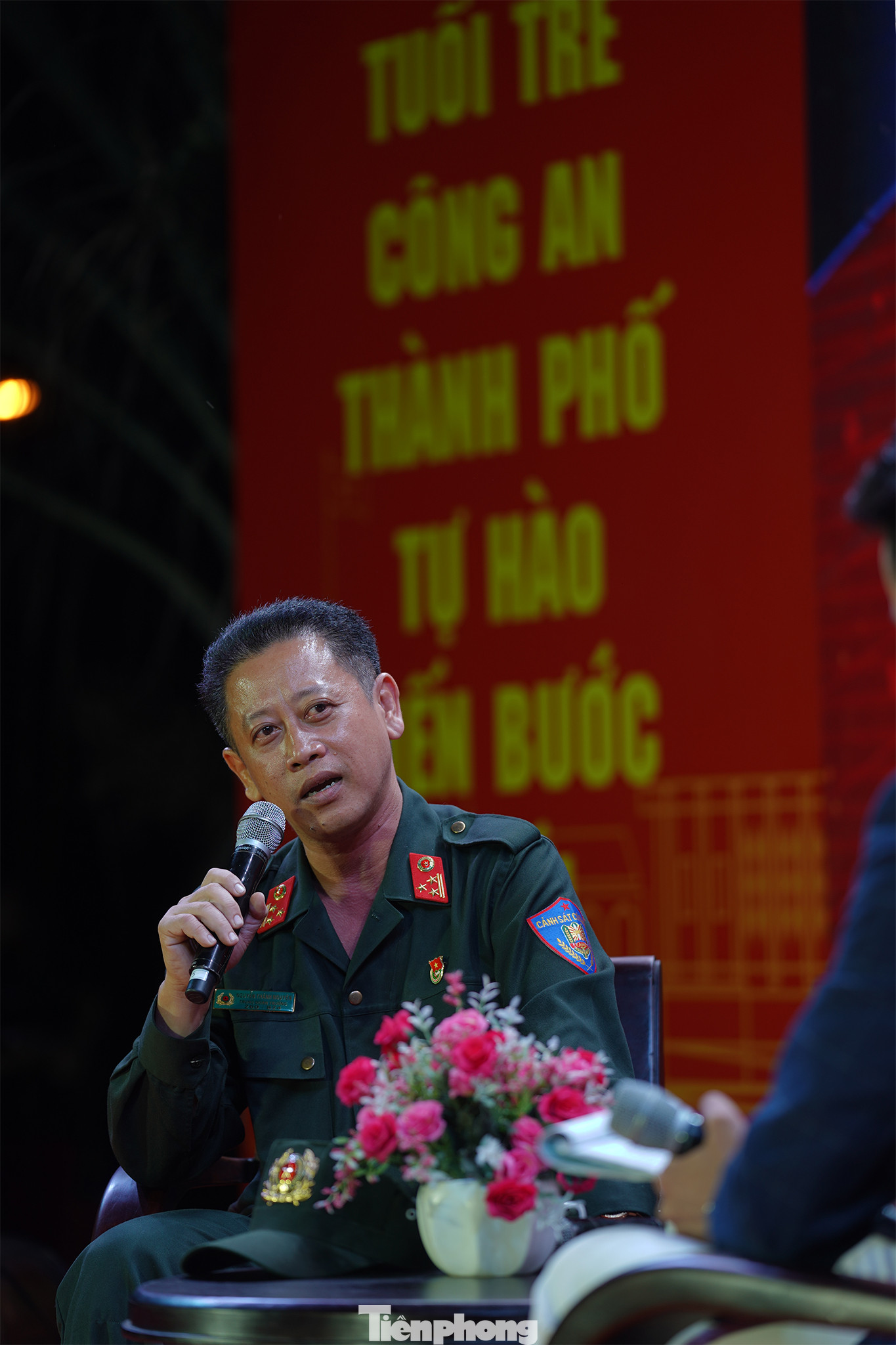 Trong phần giao lưu, các tân binh bị thu hút bởi phần chia sẻ của Thượng tá Nguyễn Thành Nguyên - UVBCH Đảng bộ CATP, Trung đoàn Trưởng Trung đoàn Cảnh sát Cơ động CATP, anh trưởng thành từ một chiến sĩ nghĩa vụ CATP. Thượng tá Nguyên đầy tự hào khi nói về công việc mình đang đảm nhiệm.