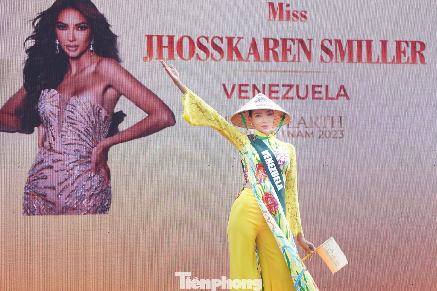 Hoa hậu Jhosskaren Smiller Carrizo đến từ Venezuela có một số đường nét giống với diễn viên Diệu Nhi. Cô cũng được đánh giá là ứng viên mạnh của khu vực châu Mỹ Latinh.