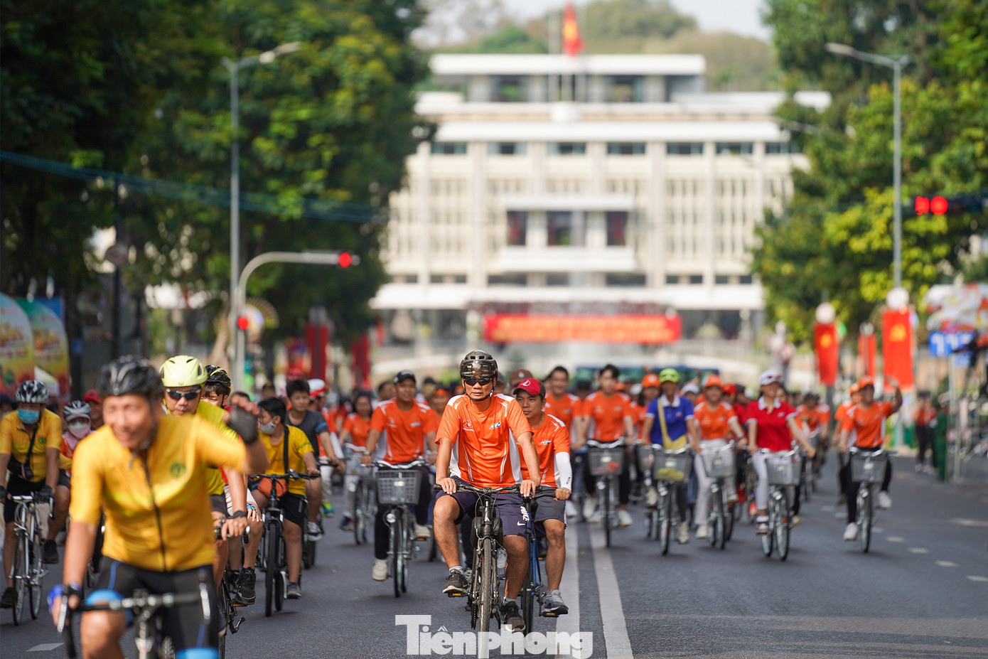 Điểm xuất phát là Công viên Thống Nhất, đoàn di chuyển theo lộ trình: Công viên Thống Nhất - Đồng Khởi - Lê Lợi (Góc Đồng Khởi – Lê Lợi – Hàm Nghi - Hồ Tùng Mậu - Qua gầm cầu Khánh Hội - Vòng lại đường Tôn Đức Thắng - Nguyễn Hữu Cảnh - Điện Biên Phủ - qua cầu Sài Gòn – Xa lộ Hà Nội – Cầu Rạch Chiếc – Ngã tư Thủ Đức vòng qua ngã tư Thủ Đức di chuyển ngược lại trên Xa lộ Hà Nội – Cầu Rạch Chiếc – Cầu Sài Gòn – Điện Biên Phủ - đi lên Cầu vượt Hàng Xanh - Điện Biên Phủ - Nguyễn Bỉnh Khiêm - Lê Duẩn – Công viên Thống Nhất.