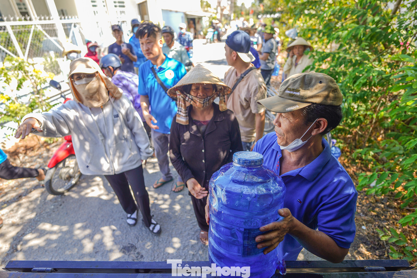 Mỗi người một bình chia nhau mang về nhà. “Hai ba tháng nay rồi, nhà tôi thiếu nước trầm trọng lắm. Từ tháng 2, sau tết tới giờ có miếng nước nào đâu, nhà tôi luôn trong tình trạng thiếu nước. Nhà tôi thì chở nước ngày nào xài ngày đó, mấy chú mạnh thường quân chở nước xuống nữa thì xin tiếp. Hôm nay, tôi xin được bình nước 20 lít này ưu tiên pha sữa cho con với nấu ăn”, chị Nguyễn Thị Ngọc Yến (ngụ ấp Tân Chánh, xã Tân Tập, huyện Cần Giuộc) kể.