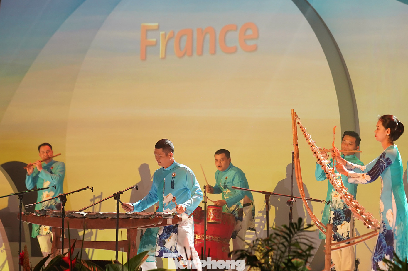 Lồng ghép vào đó là lời chào ý nhị đến bạn bè quốc tế.