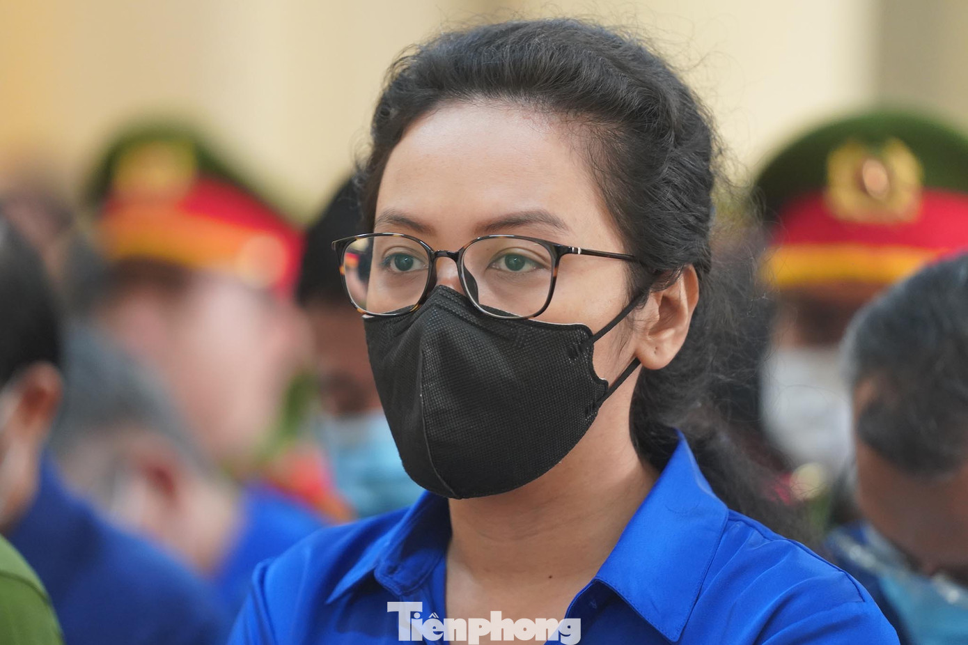 Bị cáo Trương Huệ Vân vẫn giữ sắc thái, tinh thần ổn định. Trong phiên xử hôm 7/3, bị cáo Trương Huệ Vân thừa nhận hành vi phạm tội như cáo trạng đã nêu và rơm rớm nước mắt khi khai báo về mối quan hệ với bà Trương Mỹ Lan. Bị cáo Trương Huệ Vân vẫn giữ sắc thái, tinh thần ổn định. Trong phiên xử hôm 7/3, bị cáo Trương Huệ Vân thừa nhận hành vi phạm tội như cáo trạng đã nêu và rơm rớm nước mắt khi khai báo về mối quan hệ với bà Trương Mỹ Lan.