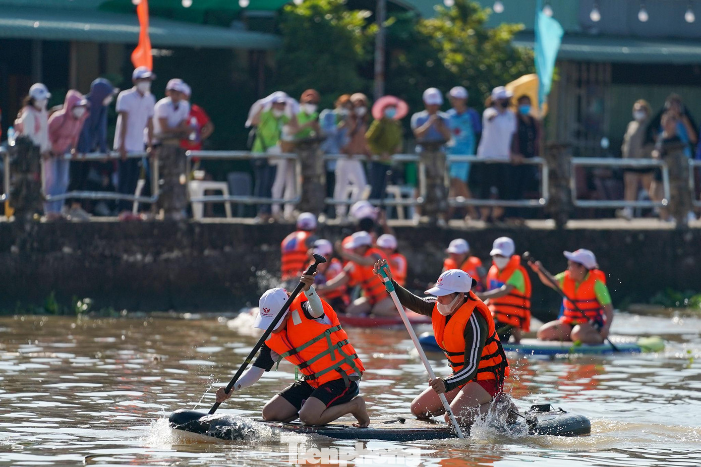 &quot;Đó giờ toàn xem đua ghe ngo, đua xuồng, nay mới biết ván SUP. Tôi sẽ tham khảo để mua một cái về chơi, tập luyện cho cả nhà&quot;, ông Lê Văn Vũ Anh, ngụ phường Cái Khế, TP. Cần Thơ chia sẻ.
