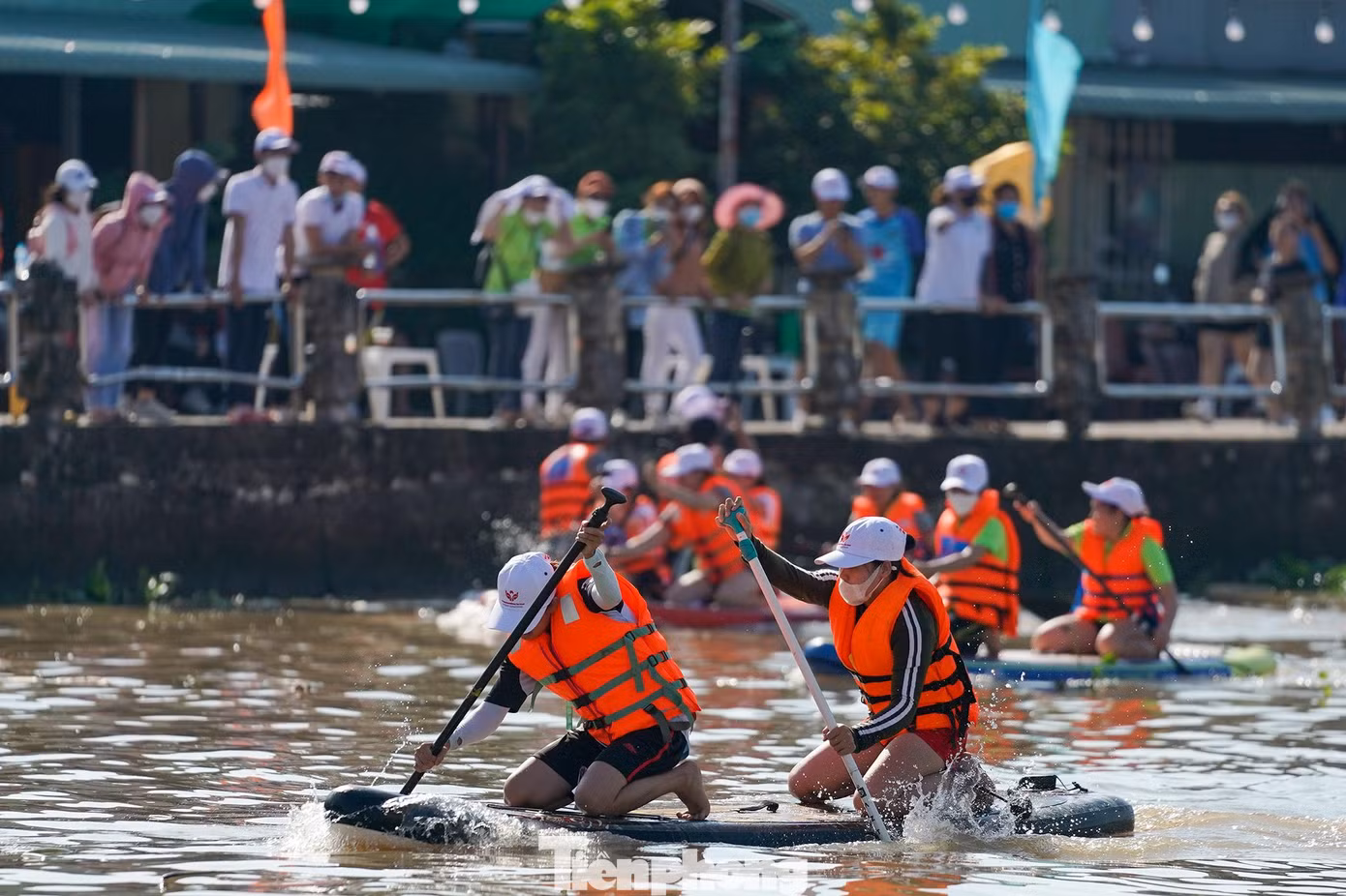 "Đó giờ toàn xem đua ghe ngo, đua xuồng, nay mới biết ván SUP. Tôi sẽ tham khảo để mua một cái về chơi, tập luyện cho cả nhà", ông Lê Văn Vũ Anh, ngụ phường Cái Khế, TP. Cần Thơ chia sẻ.