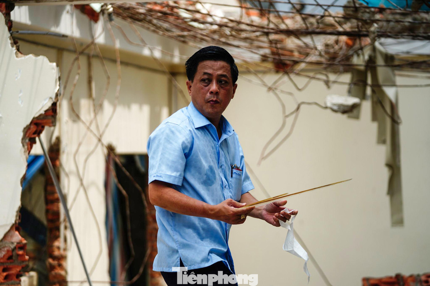 Ông Bình nhặt lại từng chi tiết của một &quot;căn cứ&quot; bị phá huỷ.