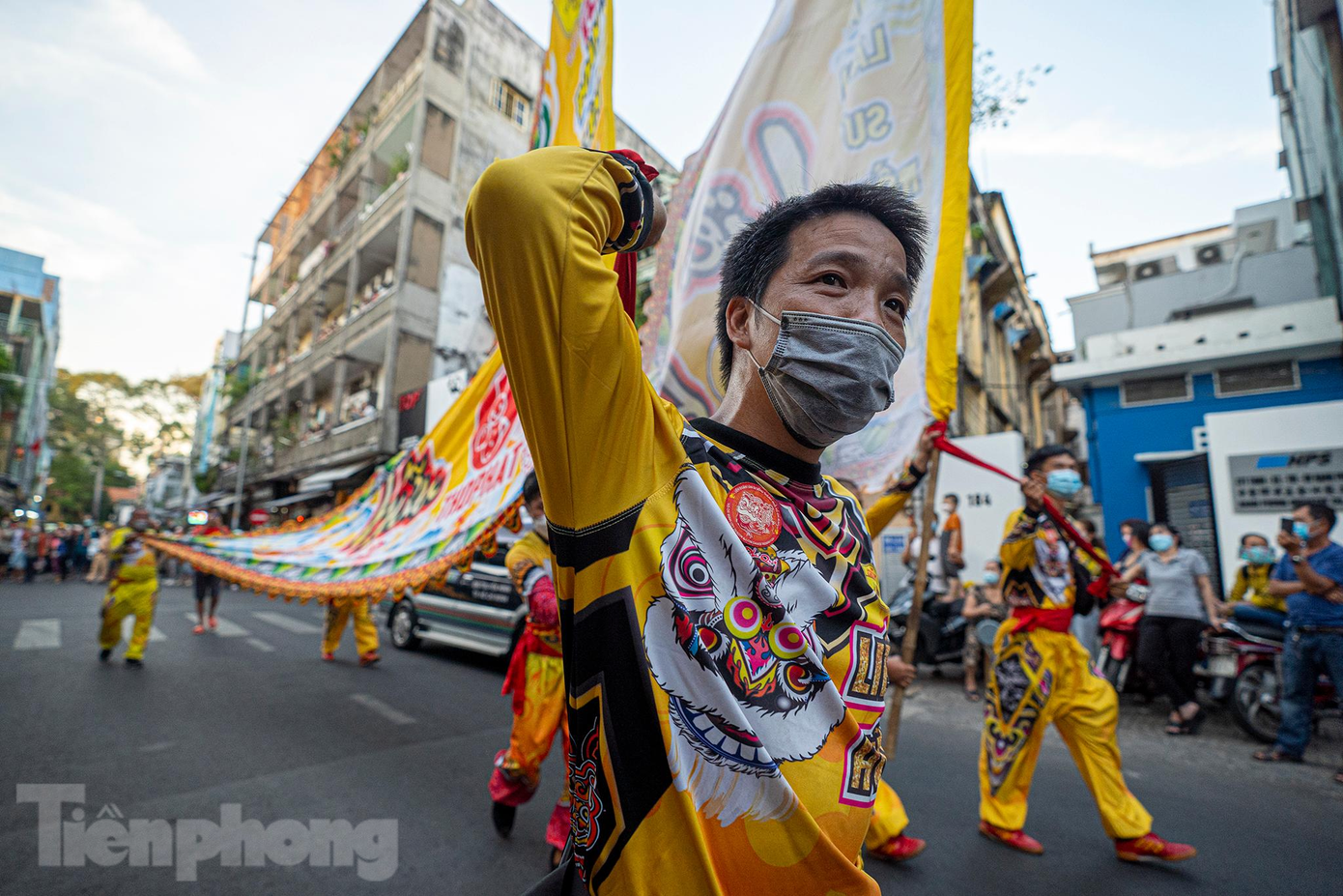 "Anh em đoàn lân sư rồng Hải Nam tập luyện trong điều kiện an toàn phóng chống dịch khá vất vả với chiếc khẩu trang trên mặt. Mấy chuyện đó anh em cũng dần quen, quan trọng chính là nhịp sống trở lại bình thường, người dân vui lễ hội, anh em có cơ hội biểu diễn phục vụ", quân kỳ trong đoàn lân này chia sẻ. "Anh em đoàn lân sư rồng Hải Nam tập luyện trong điều kiện an toàn phóng chống dịch khá vất vả với chiếc khẩu trang trên mặt. Mấy chuyện đó anh em cũng dần quen, quan trọng chính là nhịp sống trở lại bình thường, người dân vui lễ hội, anh em có cơ hội biểu diễn phục vụ", quân kỳ trong đoàn lân này chia sẻ.