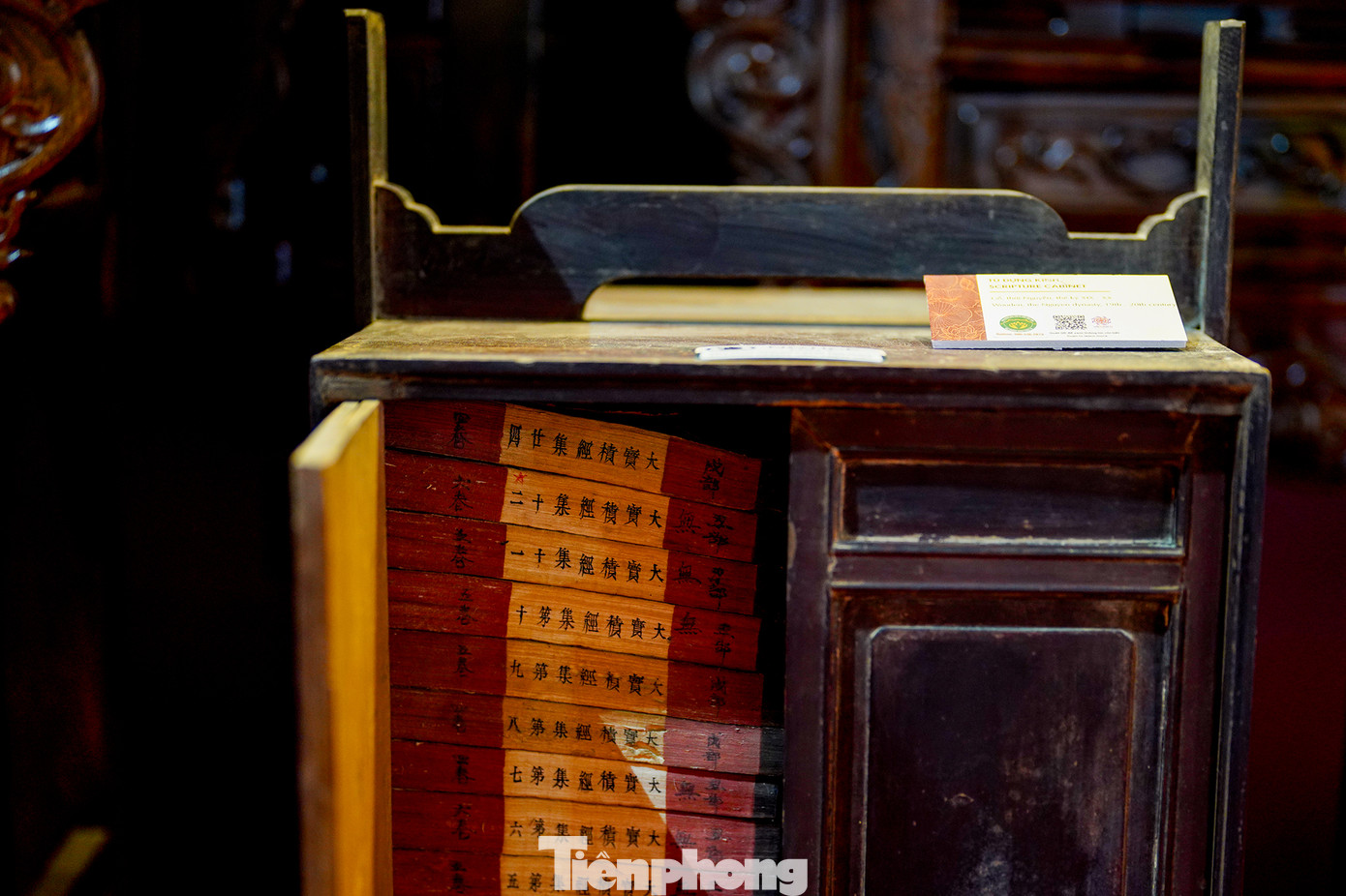 Một chiếc tủ đựng kinh kệ.