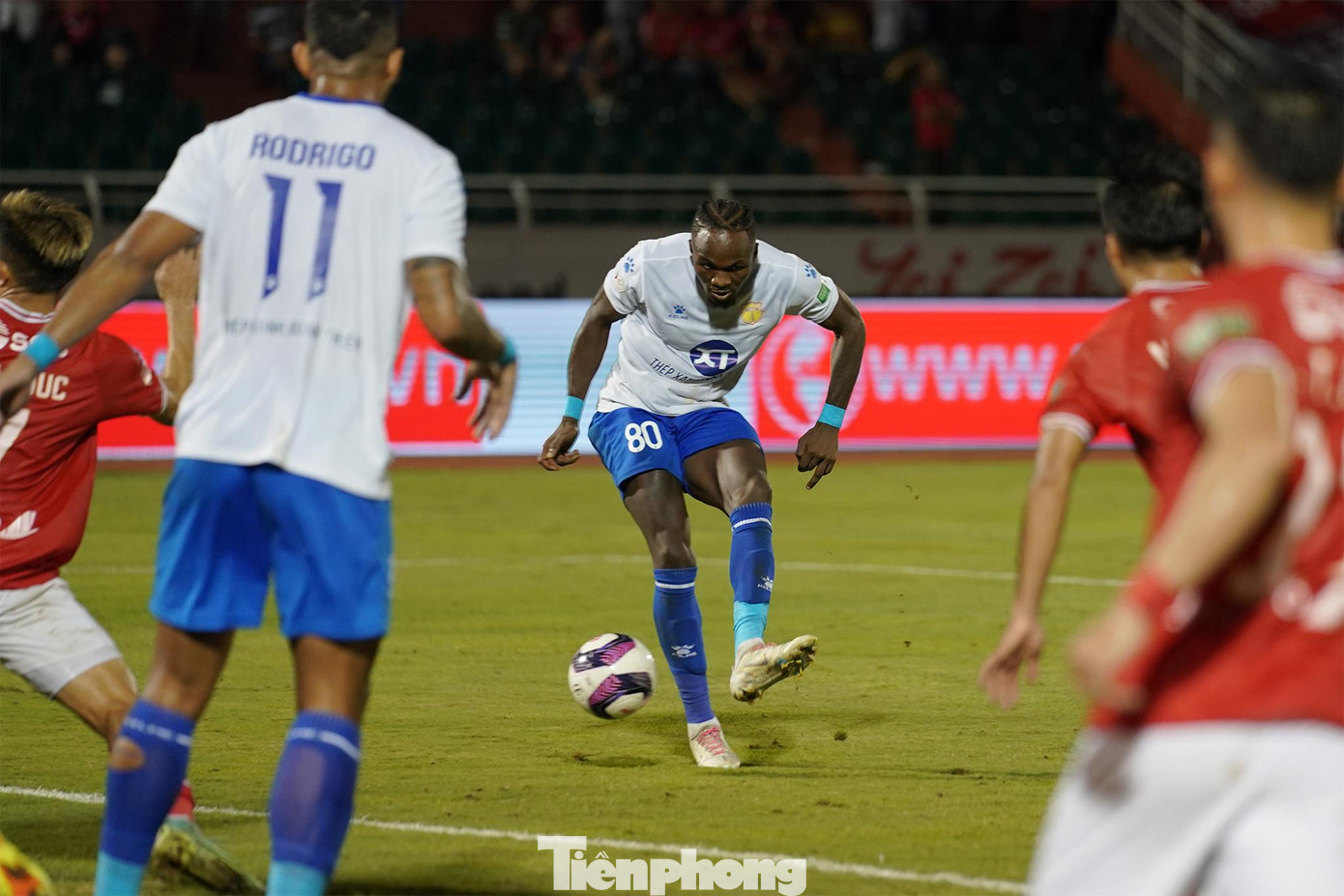 CLB TPHCM cũng trông chờ vào những tình huống cố định. Nhưng trong ngày cặp trung vệ Mạnh Hùng - Alisson của CLB Nam Định chơi hiệu quả, CLB TPHCM không thể tạo ra sự khác biệt. Trong khi đó, CLB Nam Định kiên trì với thế trận phòng ngự chặt. Họ sẵn sàng phá bóng thật xa khỏi khung thành thủ môn Đinh Xuân Việt. Đội khách bảo toàn tỷ số thành công để giành trọn 3 điểm. CLB TPHCM cũng trông chờ vào những tình huống cố định. Nhưng trong ngày cặp trung vệ Mạnh Hùng - Alisson của CLB Nam Định chơi hiệu quả, CLB TPHCM không thể tạo ra sự khác biệt. Trong khi đó, CLB Nam Định kiên trì với thế trận phòng ngự chặt. Họ sẵn sàng phá bóng thật xa khỏi khung thành thủ môn Đinh Xuân Việt. Đội khách bảo toàn tỷ số thành công để giành trọn 3 điểm.