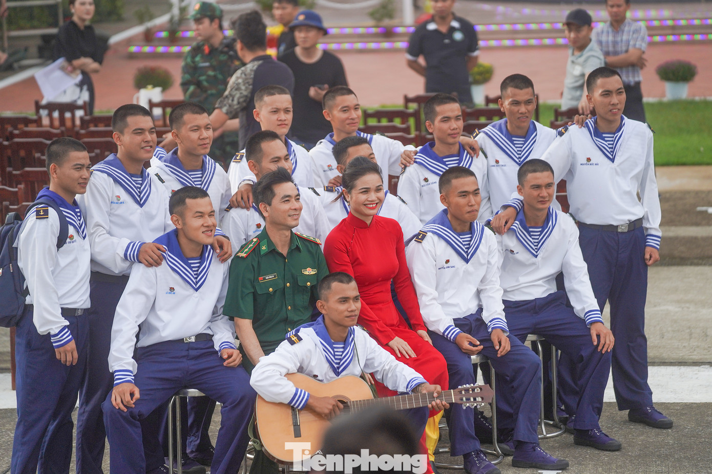 Các thành viên trong đoàn công tác cũng tranh thủ lưu lại khoảnh khắc ý nghĩa với các chiến sĩ Trường Sa. Các thành viên trong đoàn công tác cũng tranh thủ lưu lại khoảnh khắc ý nghĩa với các chiến sĩ Trường Sa.