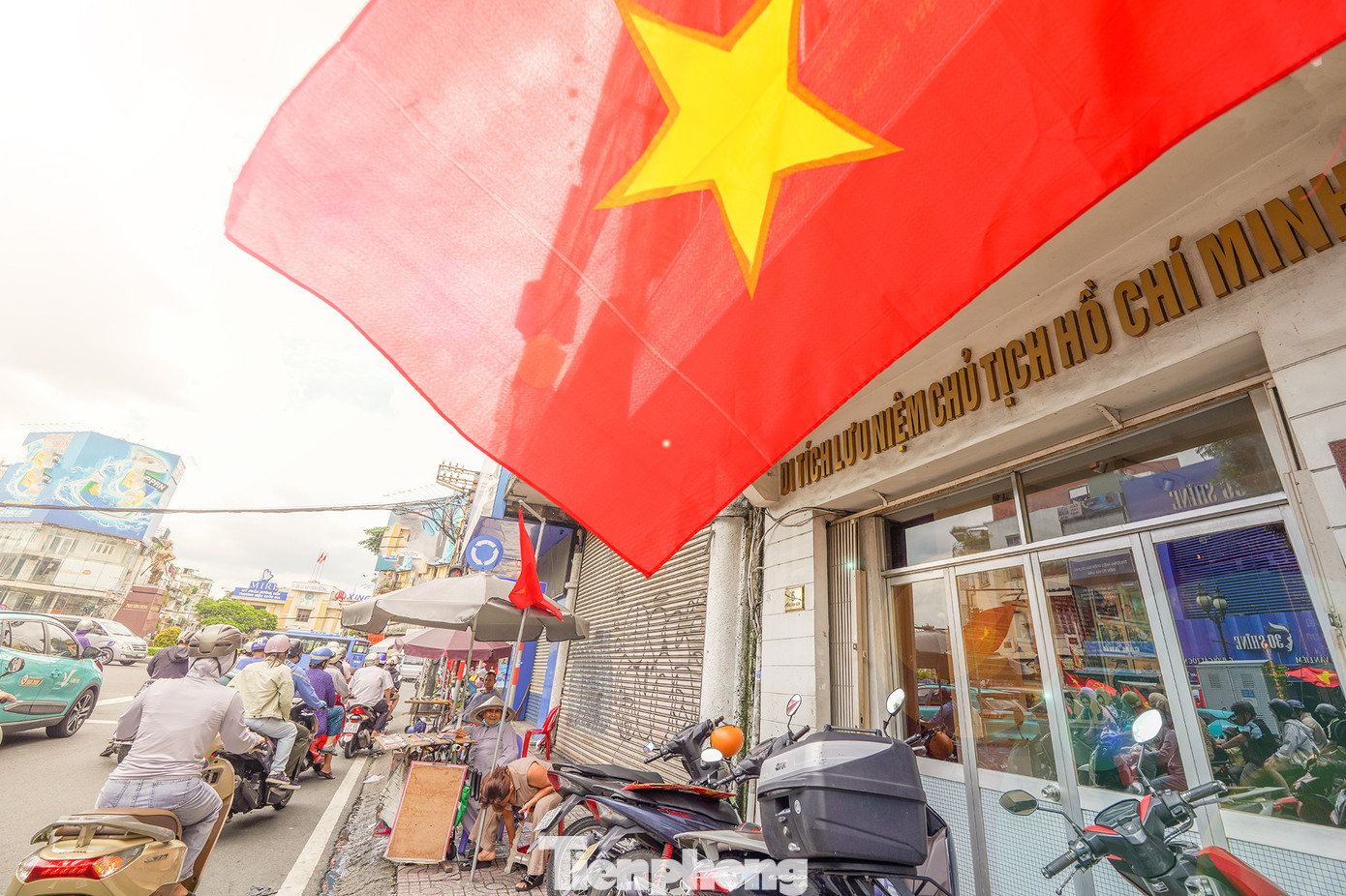 Người thanh niên yêu nước Nguyễn Tất Thành từ trường Dục Thanh (Phan Thiết) vào Sài Gòn ngày 19/9/1910. Với sự giúp đỡ của ông Trương Gia Mô và ông Hồ Tá Bang, Nguyễn Tất Thành được bố trí sống tại nhà ông Lê Văn Đạt - một người bà con bên mẹ của cụ Trương Gia Mô. Sau hai ngày, Người được đưa đến ở tại cơ sở của Liên Thành thương quán tại số 1-2-3 Quai Testard.