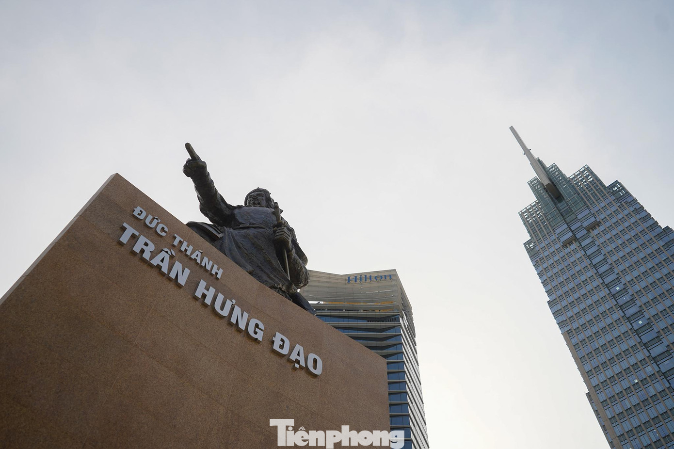 Bệ tượng 3 cạnh cao 12 m, ốp đá nâu được thay mới toàn bộ lớp đá ốp bề mặt bằng loại đá cùng chủng loại, màu sắc; xử lý chống thấm, bảo vệ bề mặt tường bao và khung bệ đỡ. Bên cạnh đó, 3 mặt đế tượng có 6 mảng phù điêu diễn tả các trận tiêu diệt giặc ngoại xâm cũng được phục chế để đảm bảo bền vững, màu sắc tương đồng. Riêng hệ thống điện và đèn chiếu sáng được thay mới toàn bộ. Bệ tượng 3 cạnh cao 12 m, ốp đá nâu được thay mới toàn bộ lớp đá ốp bề mặt bằng loại đá cùng chủng loại, màu sắc; xử lý chống thấm, bảo vệ bề mặt tường bao và khung bệ đỡ. Bên cạnh đó, 3 mặt đế tượng có 6 mảng phù điêu diễn tả các trận tiêu diệt giặc ngoại xâm cũng được phục chế để đảm bảo bền vững, màu sắc tương đồng. Riêng hệ thống điện và đèn chiếu sáng được thay mới toàn bộ.