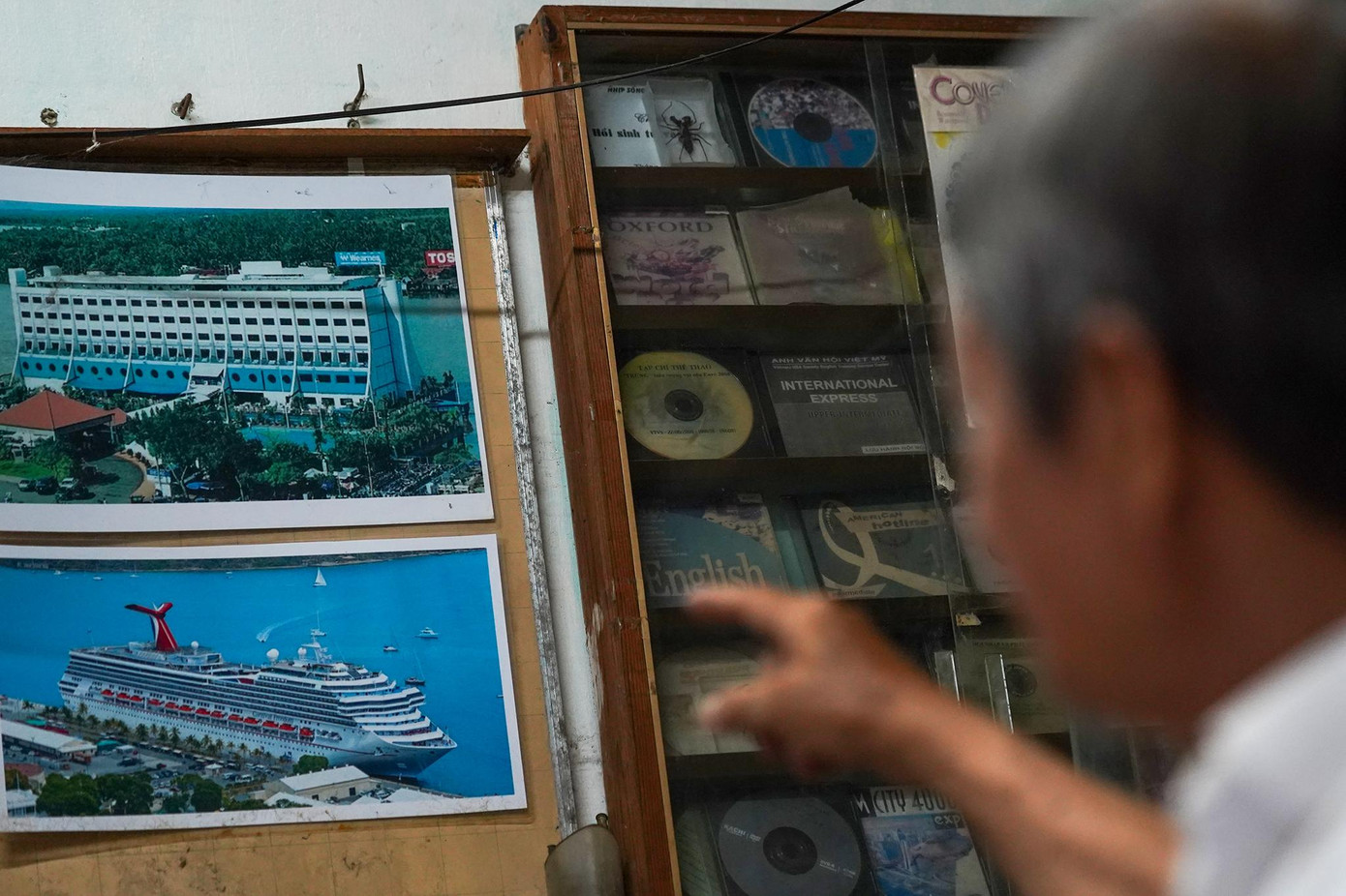 Đầu những năm 90, ông Tâm dừng việc dạy học sau 15 năm gắn bó và ra làm việc tại khách sạn The John Brewer Reef Floating. Đó là một “khách sạn nổi” biểu tượng bậc nhất một thời ở đất Sài thành.